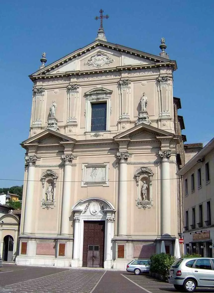 Photo showing: Facciata d'ingresso della Chiesa parrocchiale di Carpenedolo, dedicata a San Giovanni Battista.