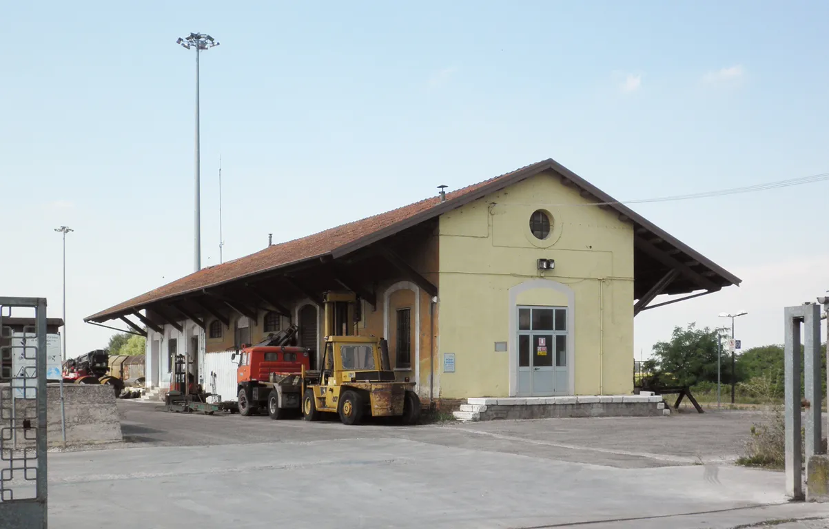 Photo showing: Stazione ferroviaria di Casalmaggiore, magazzino merci.