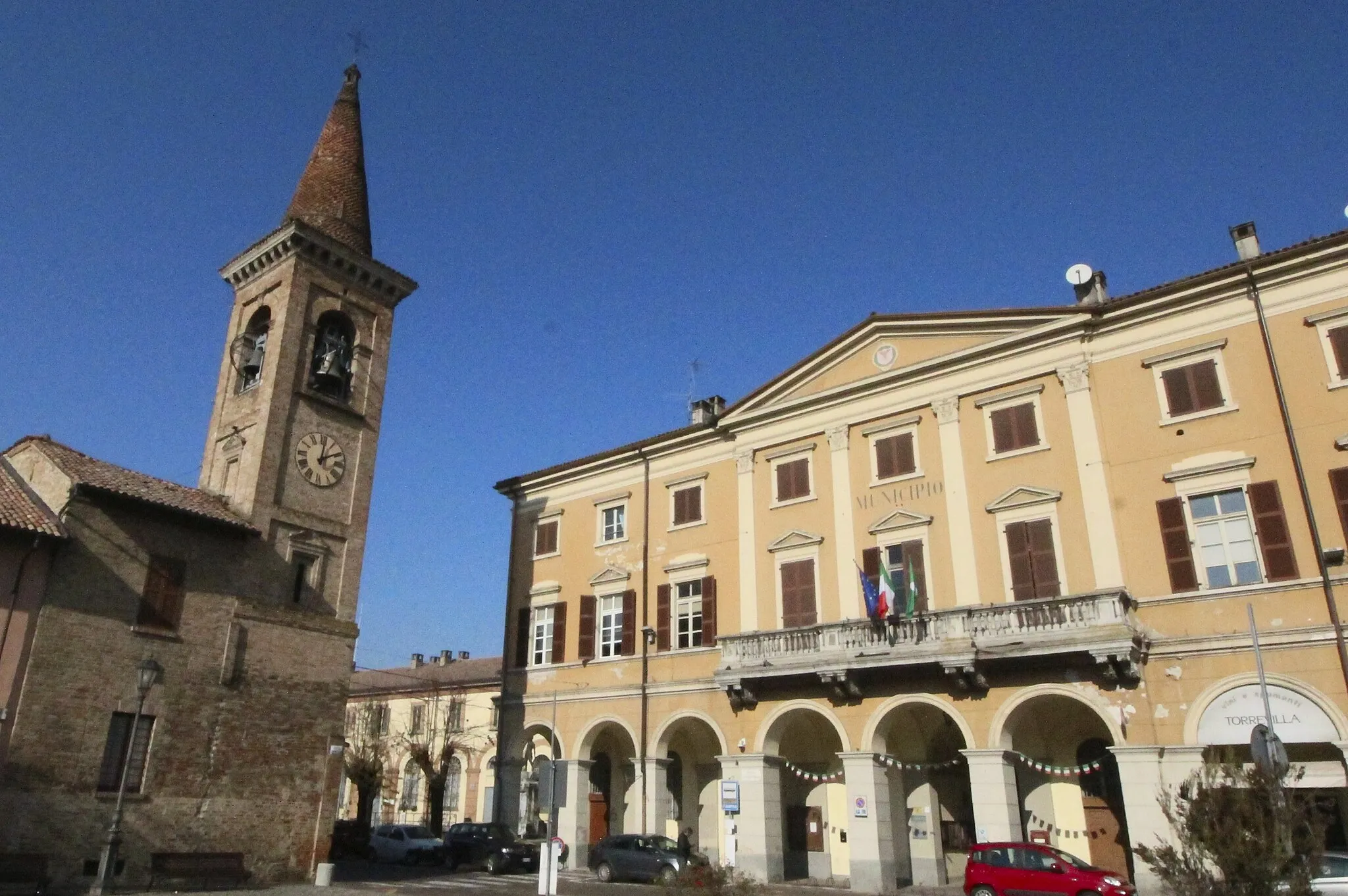 Photo showing: Church San Giovanni Battista and Town hall (Piazza Francesco Meardi) in Casei Gerola, Province of Pavia, Lombardy, Italy