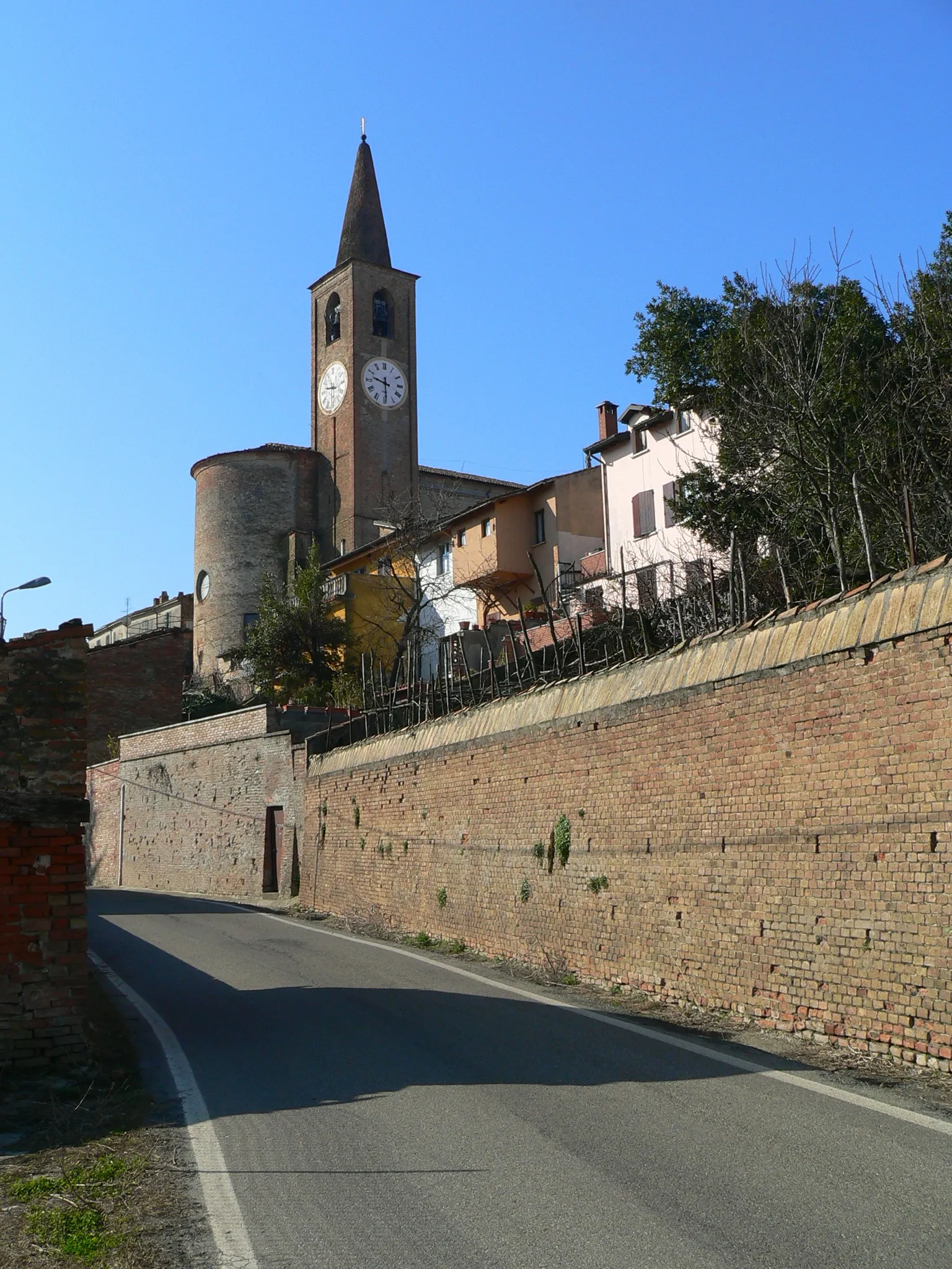 Photo showing: La Chiesa parrocchiale di Casteggio; sorge sull'omonima piazzetta del Pistornile; ricostruita ai primi dell'800 sulle strutture della vecchia collegiata cinquecentesca, è opera dell'architetto Marchesi di Pavia.