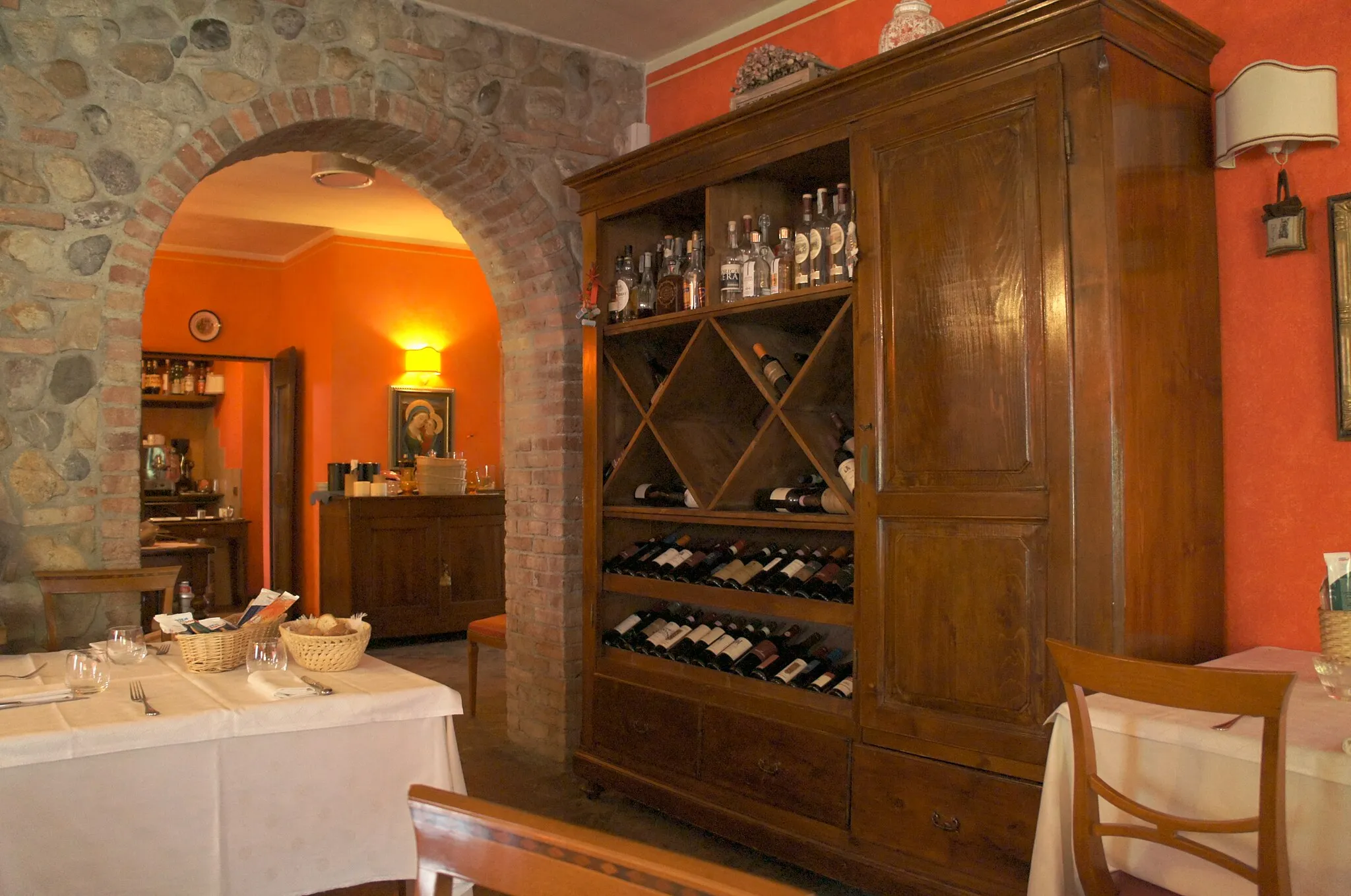 Photo showing: Opened in 2001, il Melograno is the first restaurant in Castel Rozzone. It is getting famous for it's Venetian cuisine, which attracts customers from the surrounding areas, including Milan.