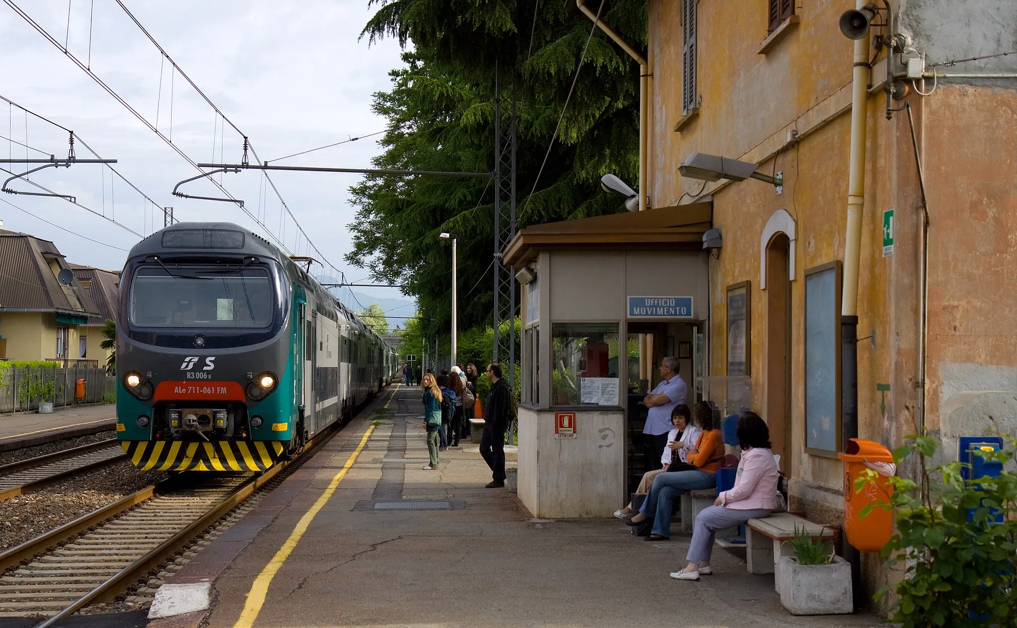 Photo showing: Treno suburbano della linea S5 in arrivo nella stazione di Castronno