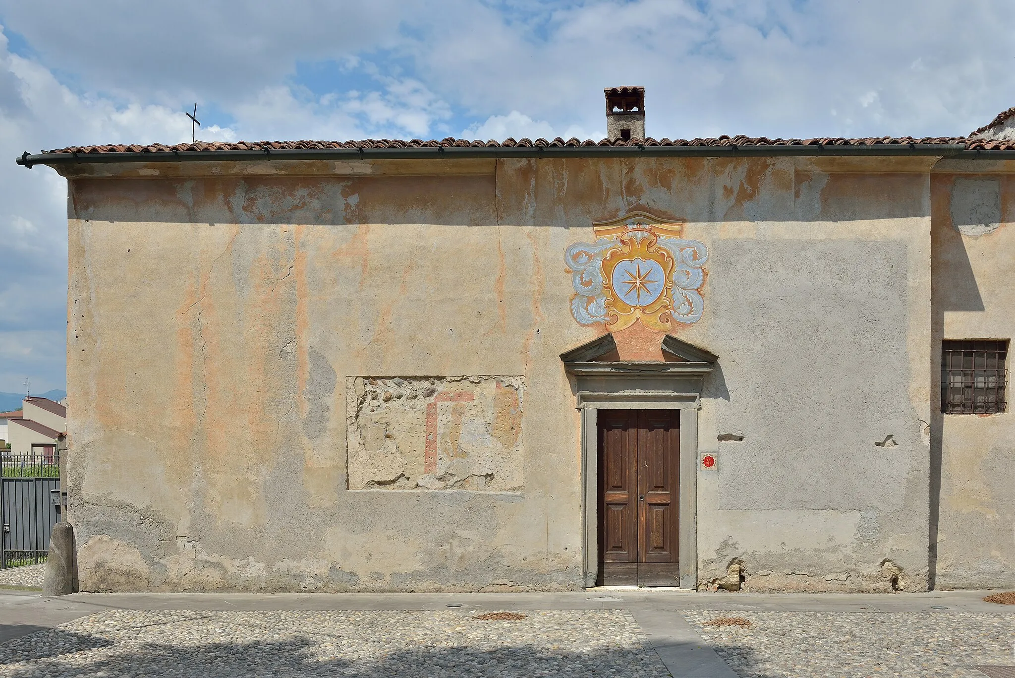 Photo showing: "Santa Giulia" chapel and coat of arms of the Bettoni-Cazzago family in Cazzago San Martino Italy. Vedi descrizione dello stemma