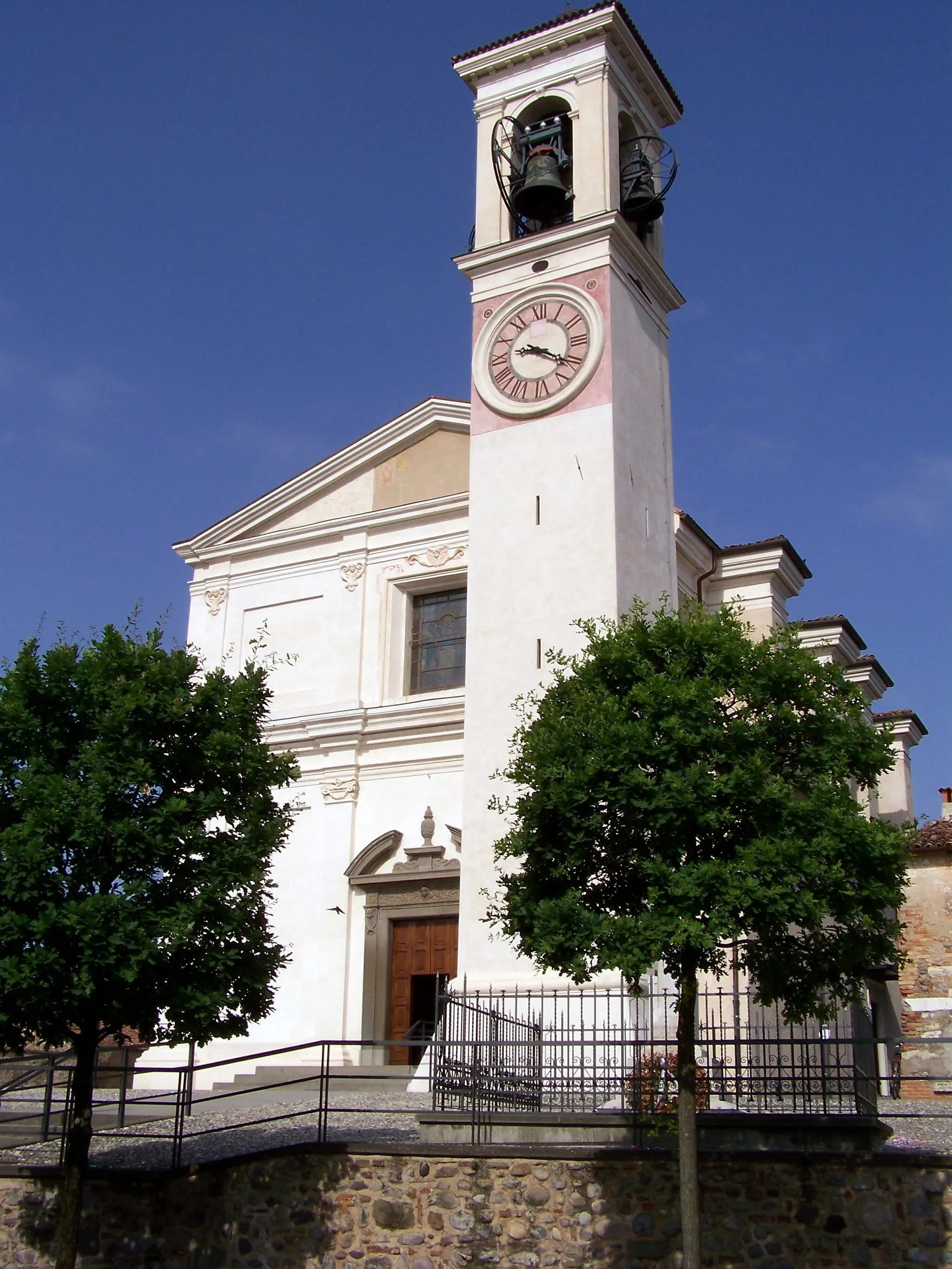 Photo showing: Torre campanaria e parte della facciata d'ingresso della Chiesa parrocchiale di Cazzago San Martino, dedicata alla Natività di Maria Vergine.