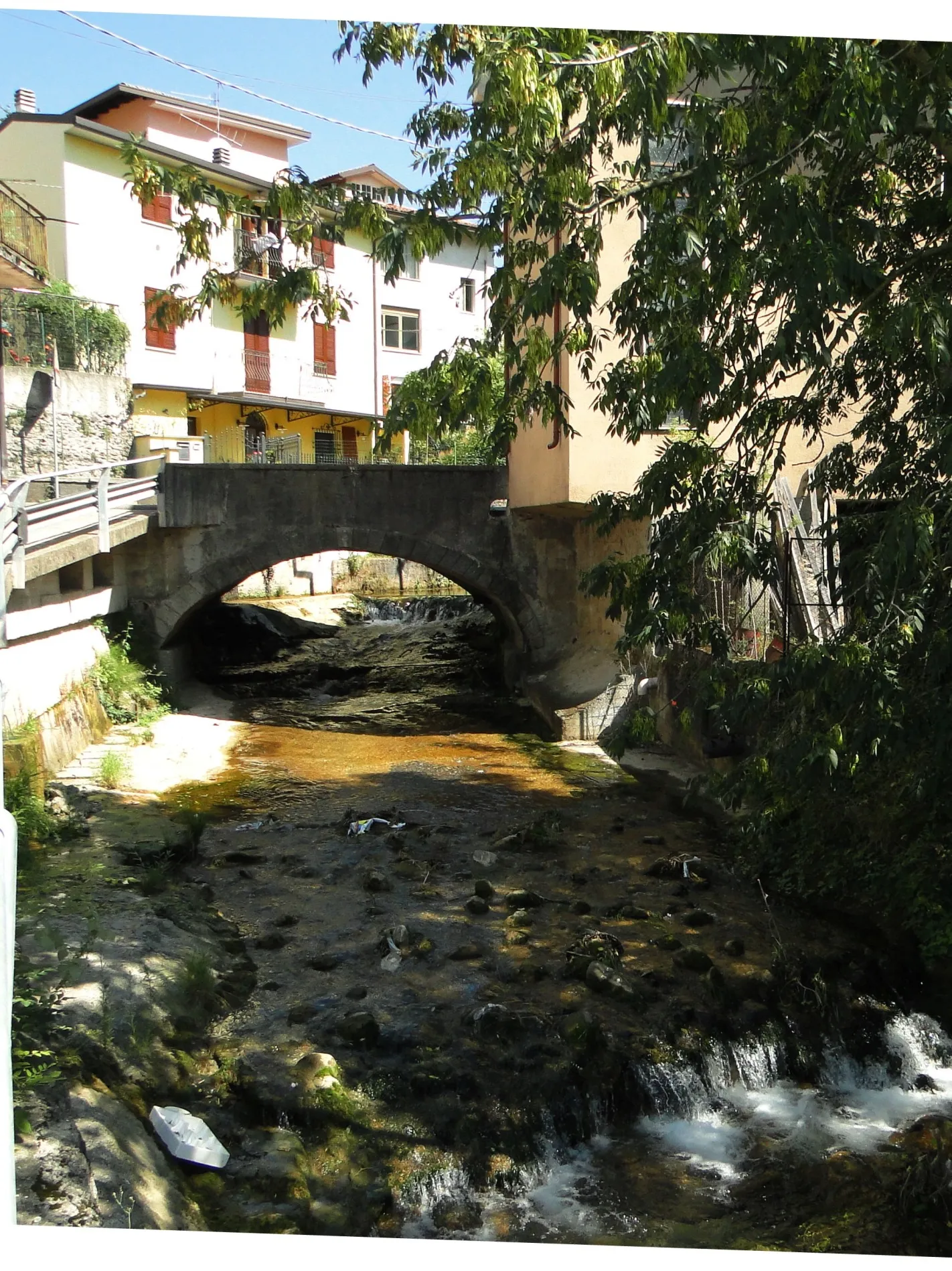Photo showing: Ponte sul torrente Doppia, di collegamento tra Cene di Sopra e Cene di Sotto. Cene (BG), Italia
