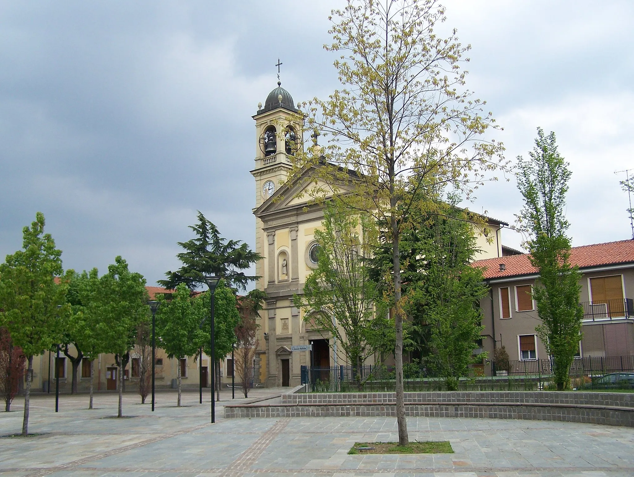 Photo showing: Autore: it:Utente:Kronos Descrizione: panorama della piazza e della facciata della chiesa di san Giovanni Battista di it:Cesano Boscone Fonte: fotografia scattata da fotocamera digitale non professionale