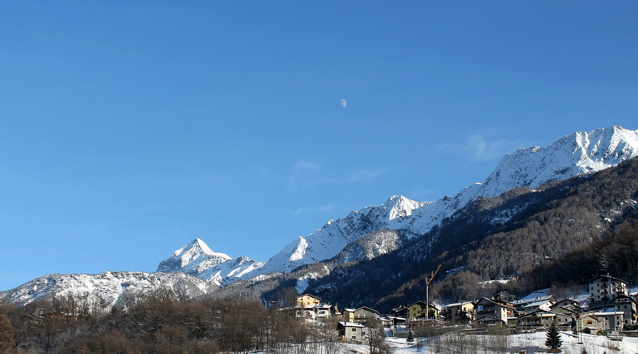 Photo showing: Panoramic view of a part of the Scalino-Canciano Bergamo Alps subgroup. First from the left you can see Pizzo scalino, which has an elevation of 3323 meters, 10,902 feet. The photo was shoot from the municipality of Chiesa in Valmalenco.