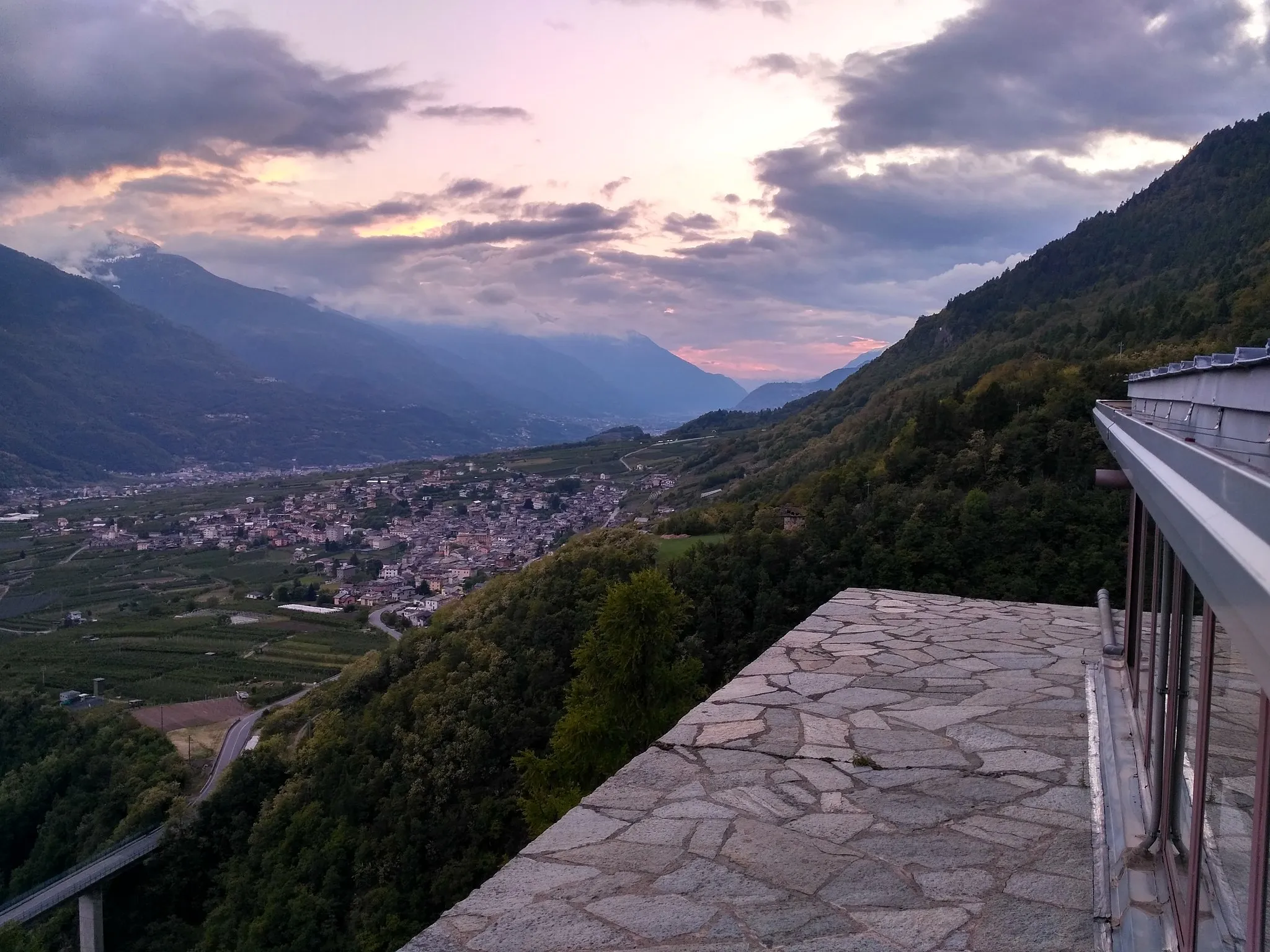 Photo showing: Vista dalla sommita verso Sondrio della torre di Roncisvalle di Castionetto di Chiuro