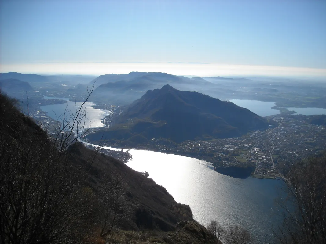 Photo showing: Foto scattata dal Pian dei Resinelli. Si vedono: al centro il Monte Barro; alla destra il Lago di Annone e la città di Valmadrera; a sinistra i laghi di Garlate e di Olginate; in basso la parte terminale del lago di Como (ramo di Lecco).