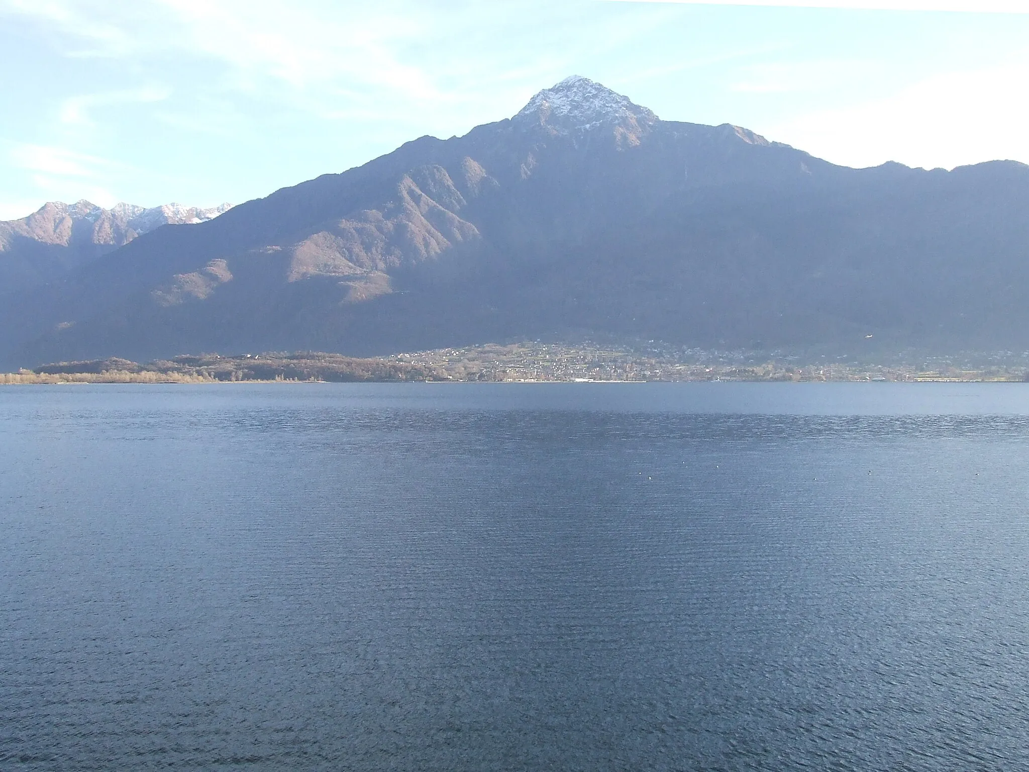 Photo showing: visto dalla sponda opposta del lago