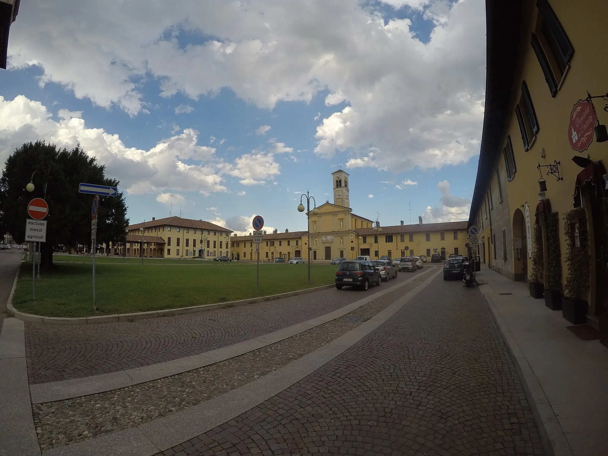 Photo showing: Cusago - Piazza Soncino - Chiesa SS Fermo e Rustico