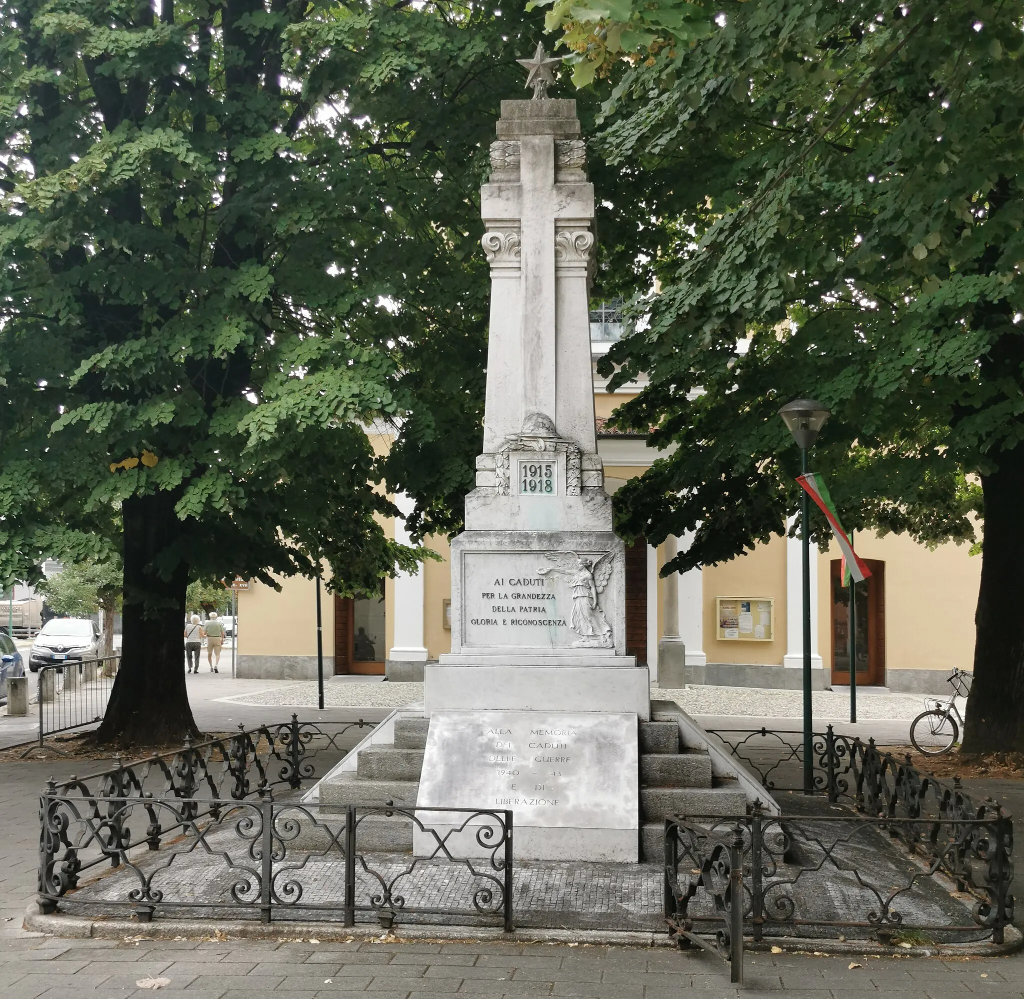 Photo showing: Monumento ai caduti delle guerre 1915-1918, 1940-1943 e di Liberazione, a Cusano Milanino in Piazza XXV Aprile - lato ovest