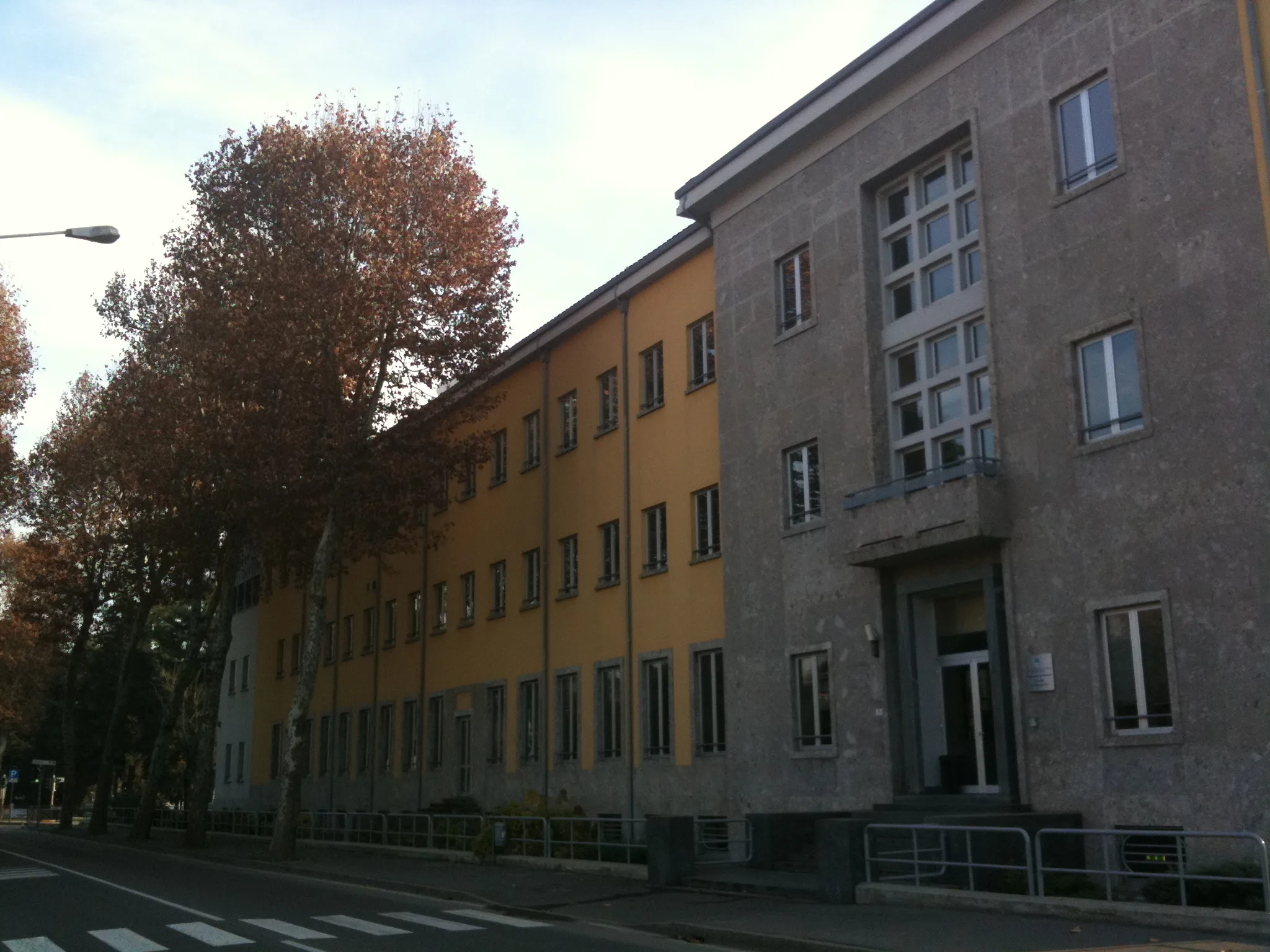 Photo showing: The entrance of the faculty of engeneering of the university of Bergamo in the near town of Dalmine.