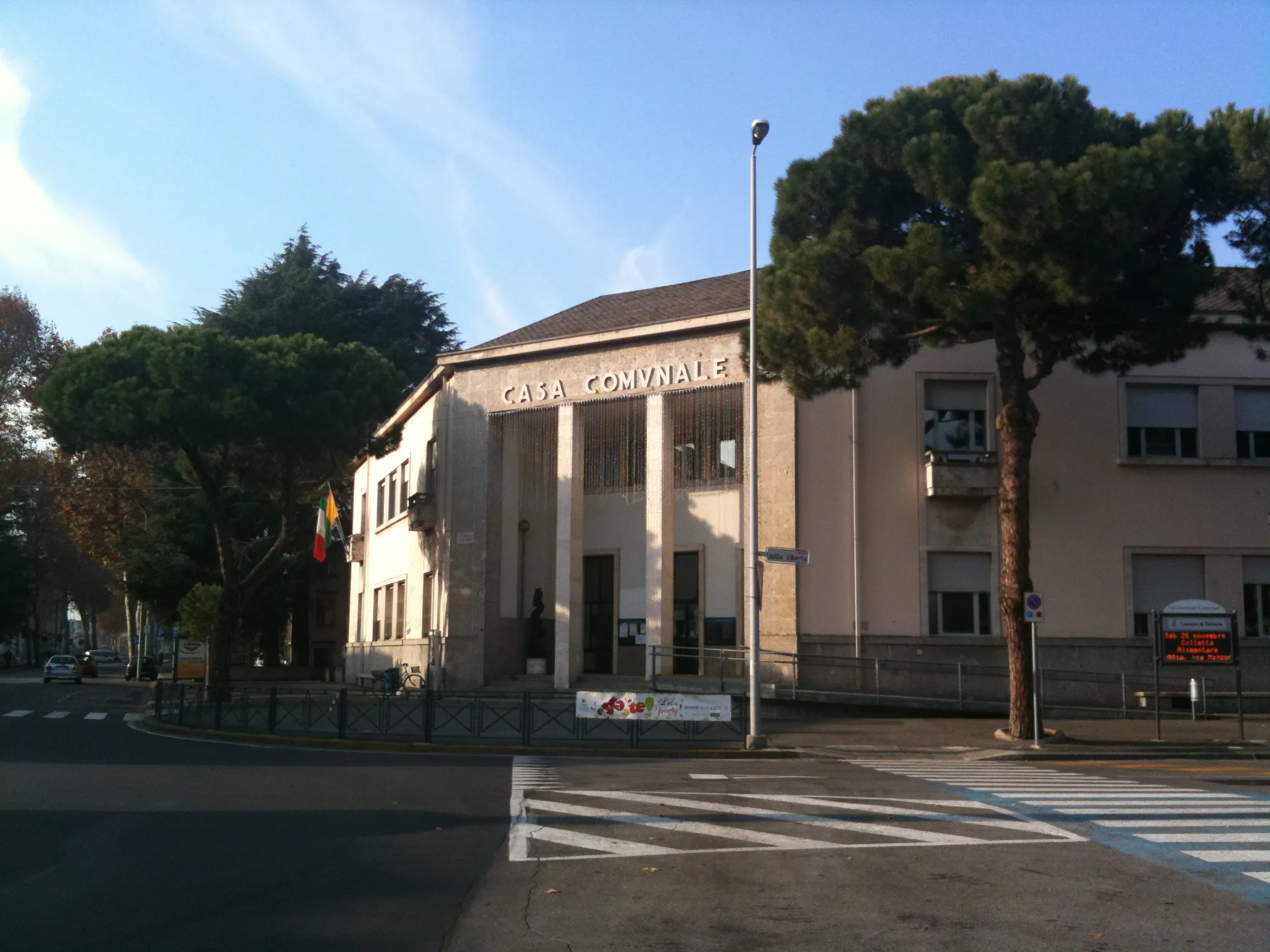 Photo showing: The city hall of Dalmine, in Piazza della Libertà