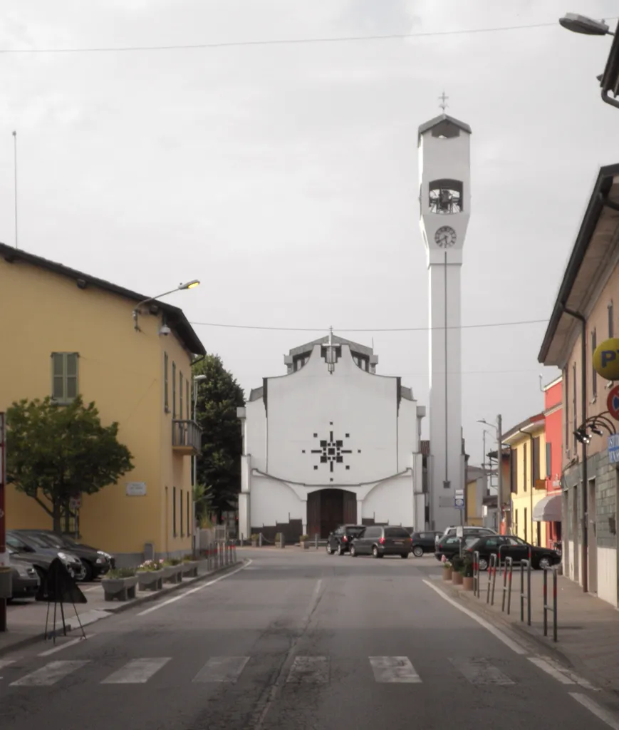 Photo showing: Via XXIV maggio a Dovera (tratto urbano della SP ex SS 472 Bergamina). Sullo sfondo la chiesa parrocchiale di San Lorenzo Martire.