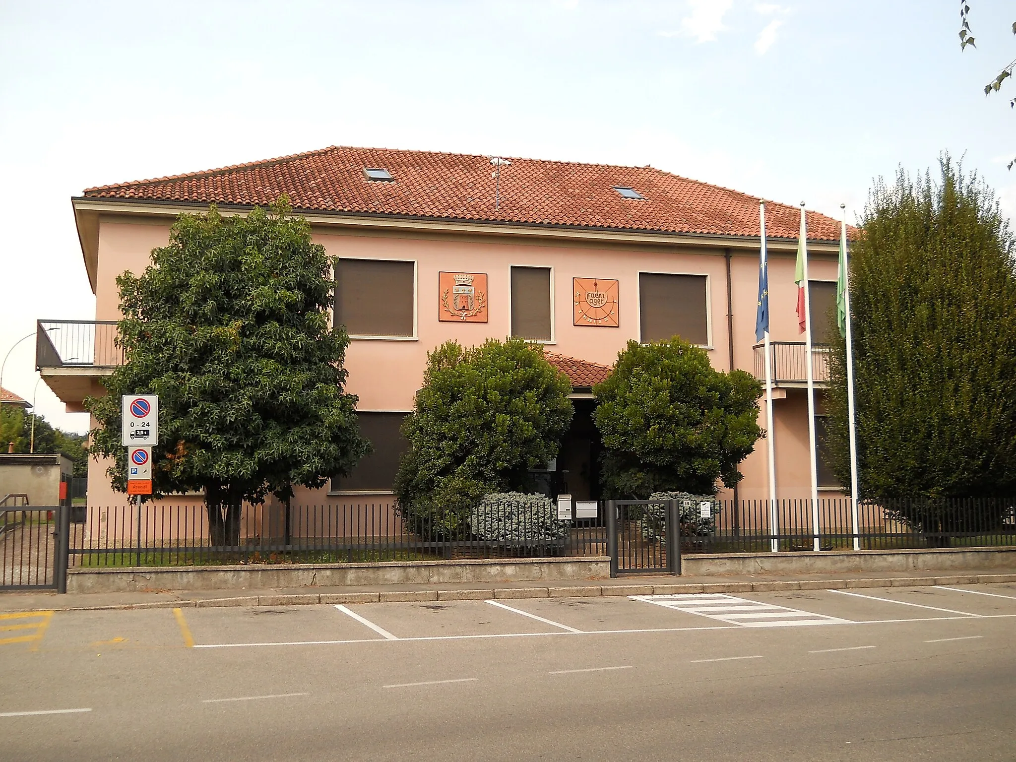 Photo showing: Foto del municipio di Fenegrò, visto dall'ingresso principale, situato su via Colombo.