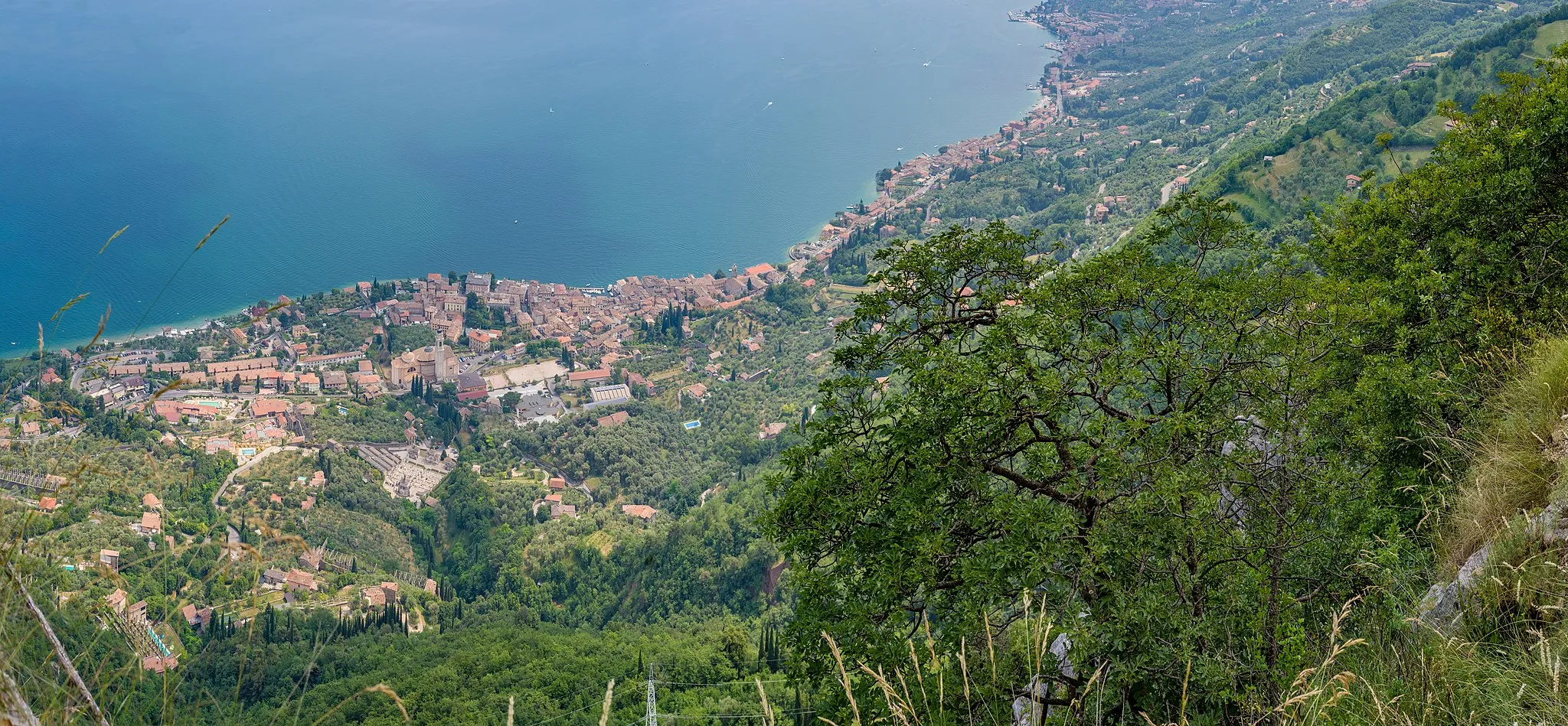 Photo showing: View from the trail to the Eremo di San Valentino Hermitage above Gargnano, Lake Garda.