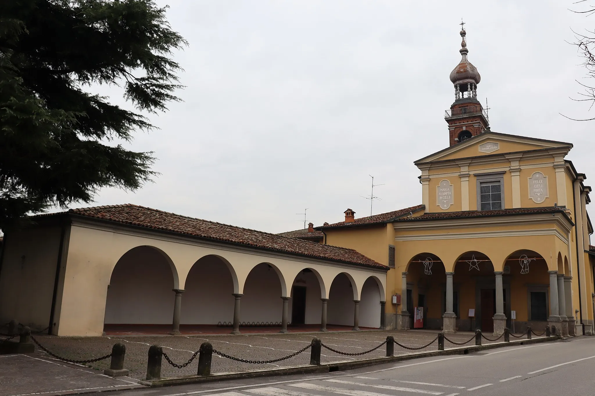 Photo showing: This is a sanctuary dedicated to the Virgin Mary and located in Ghisalba, in the province of Bergamo.
