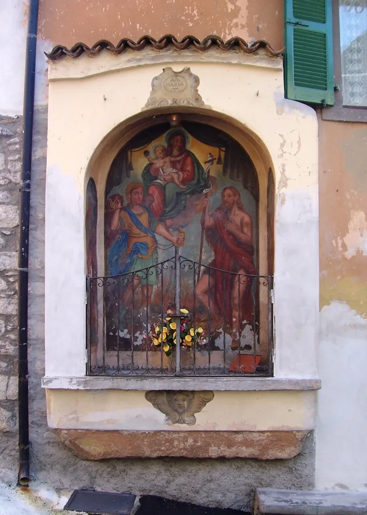 Photo showing: Shrine: St Michael, Madonna and Child, St John. Gianico, Val Camonica