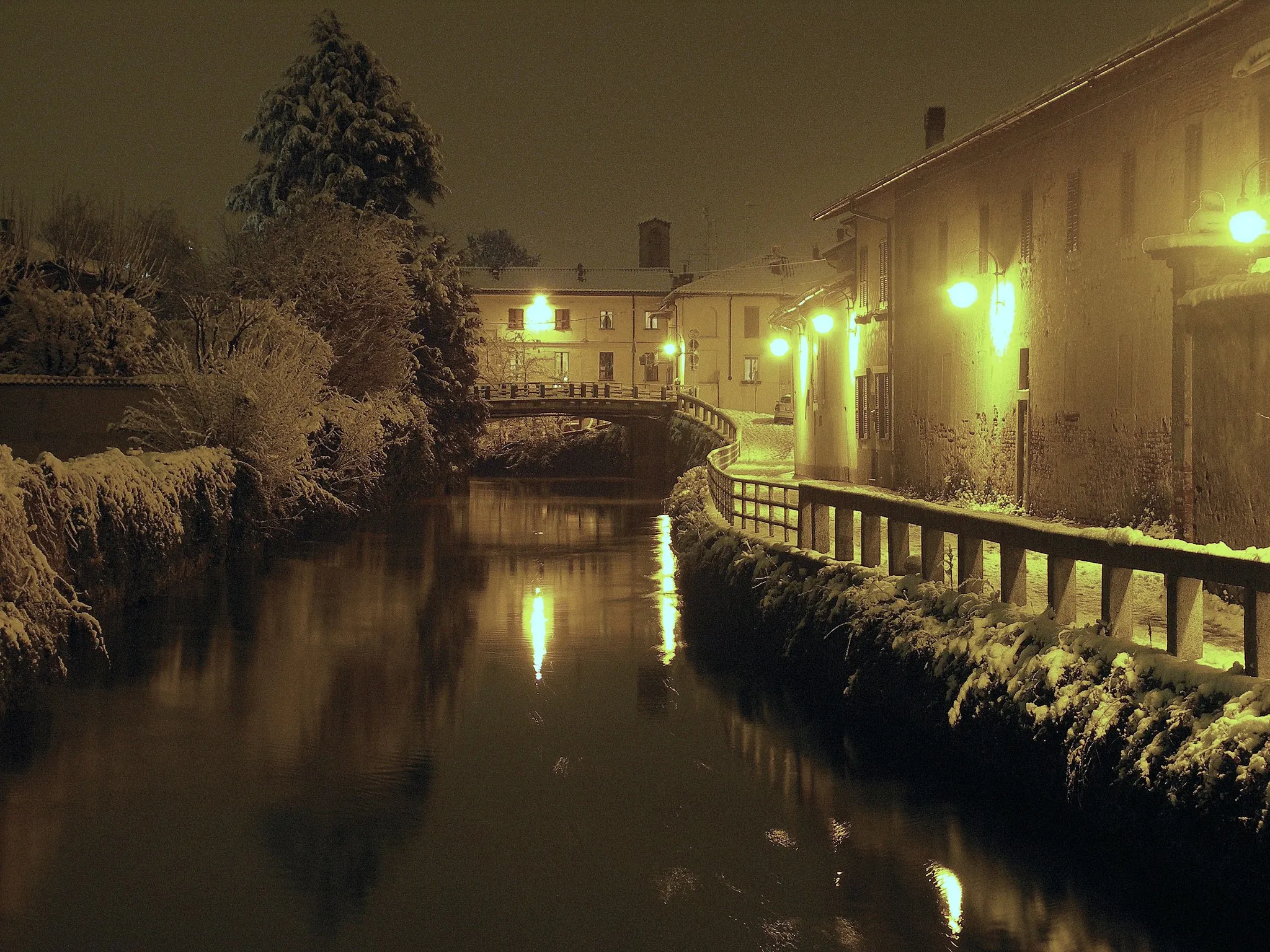 Photo showing: Fotografia notturna del naviglio Martesana, canale che attraversa Gorgonzola. Foto personale. Gorgonzola, dicembre 2005.