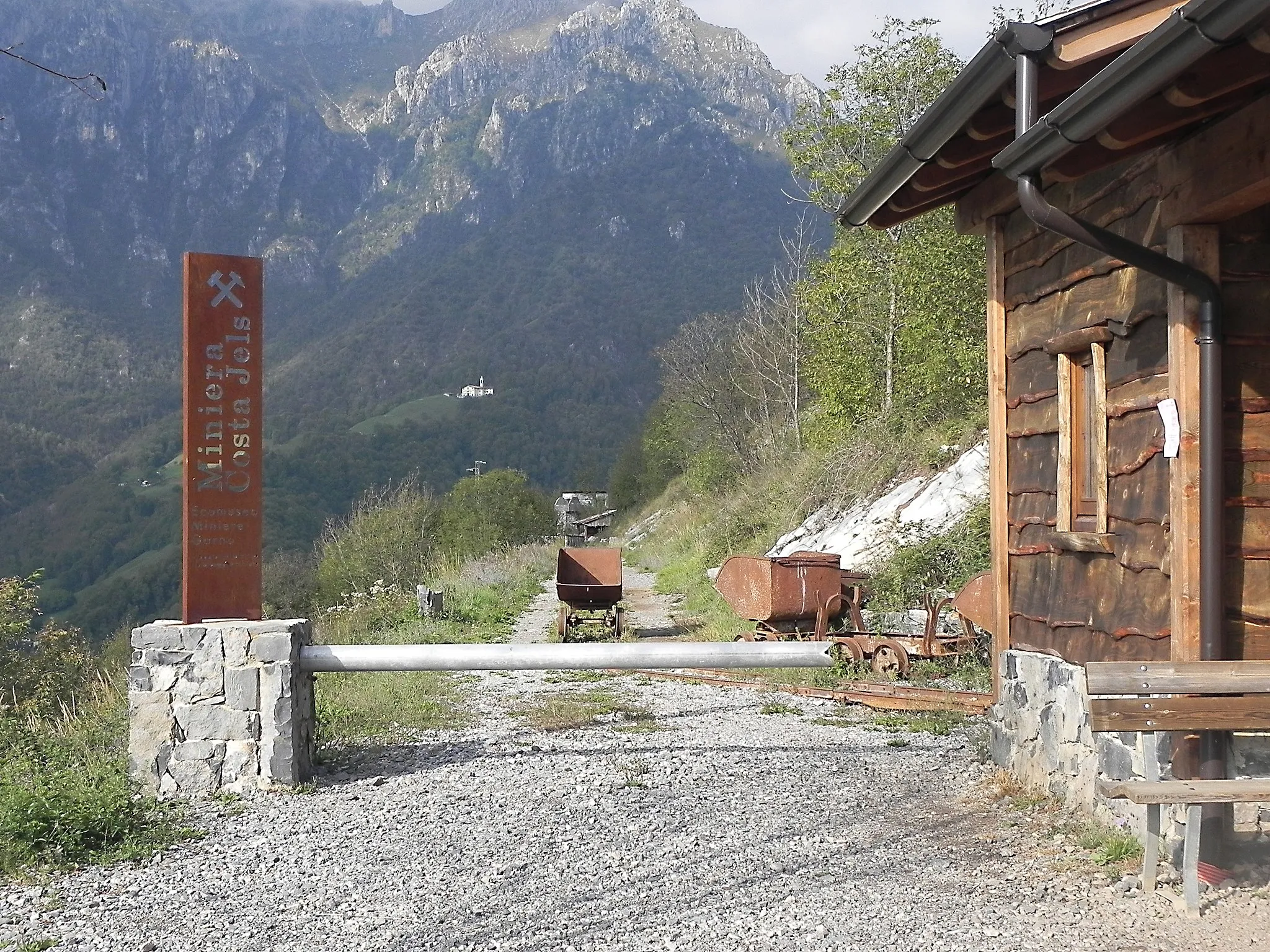 Photo showing: Ingresso  al sito di Costa Jels dell'Ecomuseo di Gorno in Val del Riso (BG) Italy