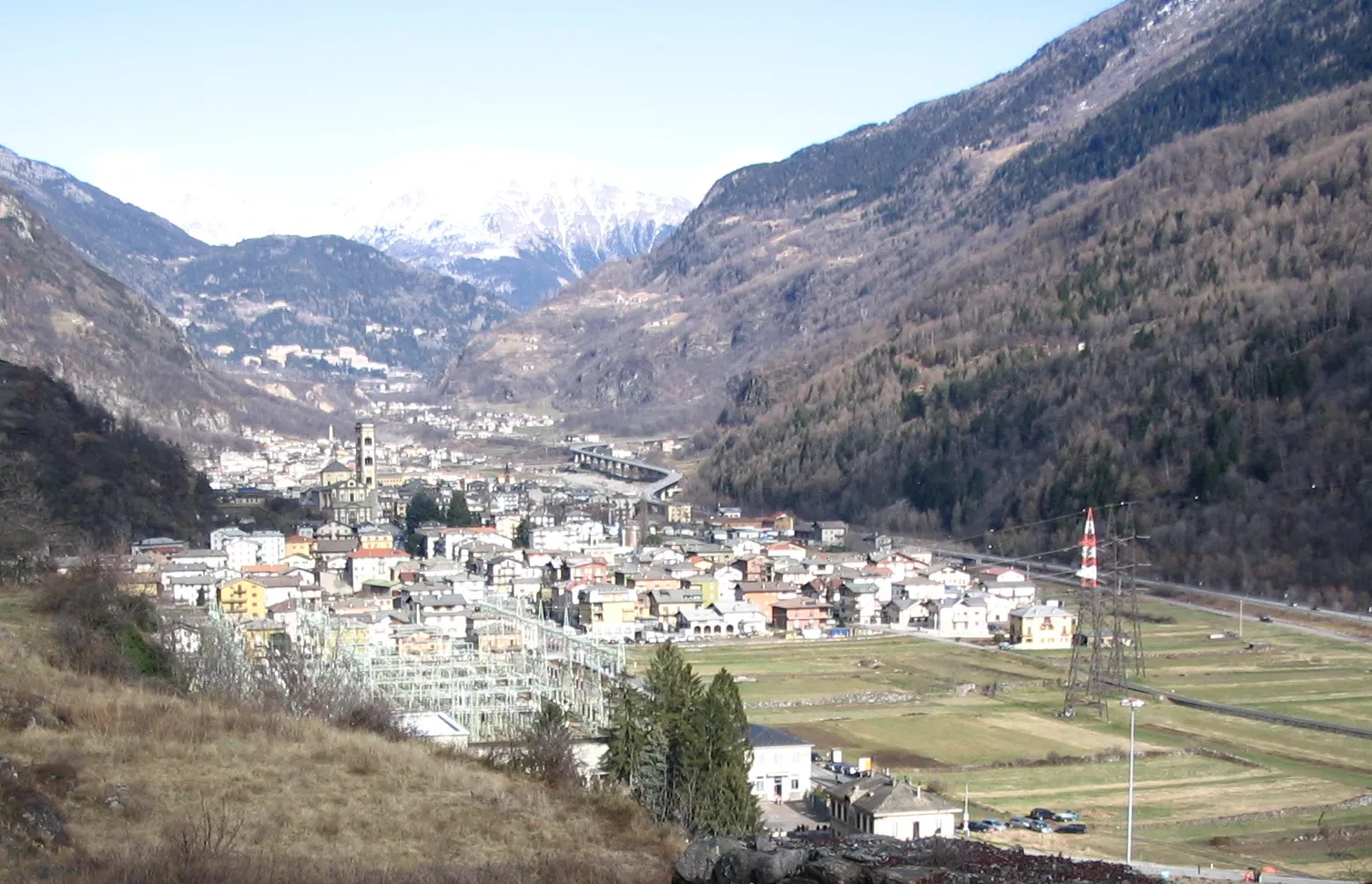 Photo showing: A panoramic vista of the town of Grosio, Italy