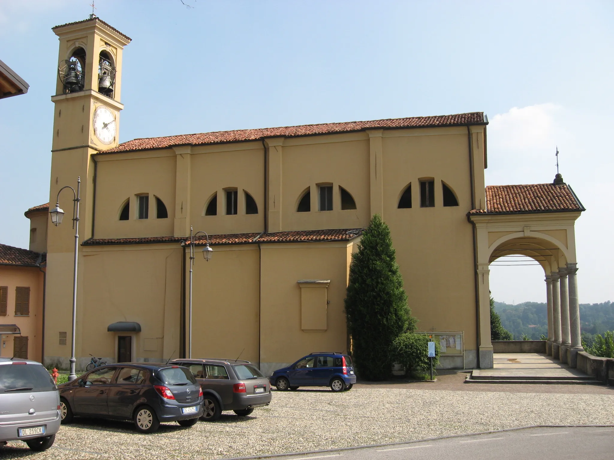 Photo showing: Parvise of the "Chiesa dei Santi Marcellino e Pietro" in Imbersago, Italy