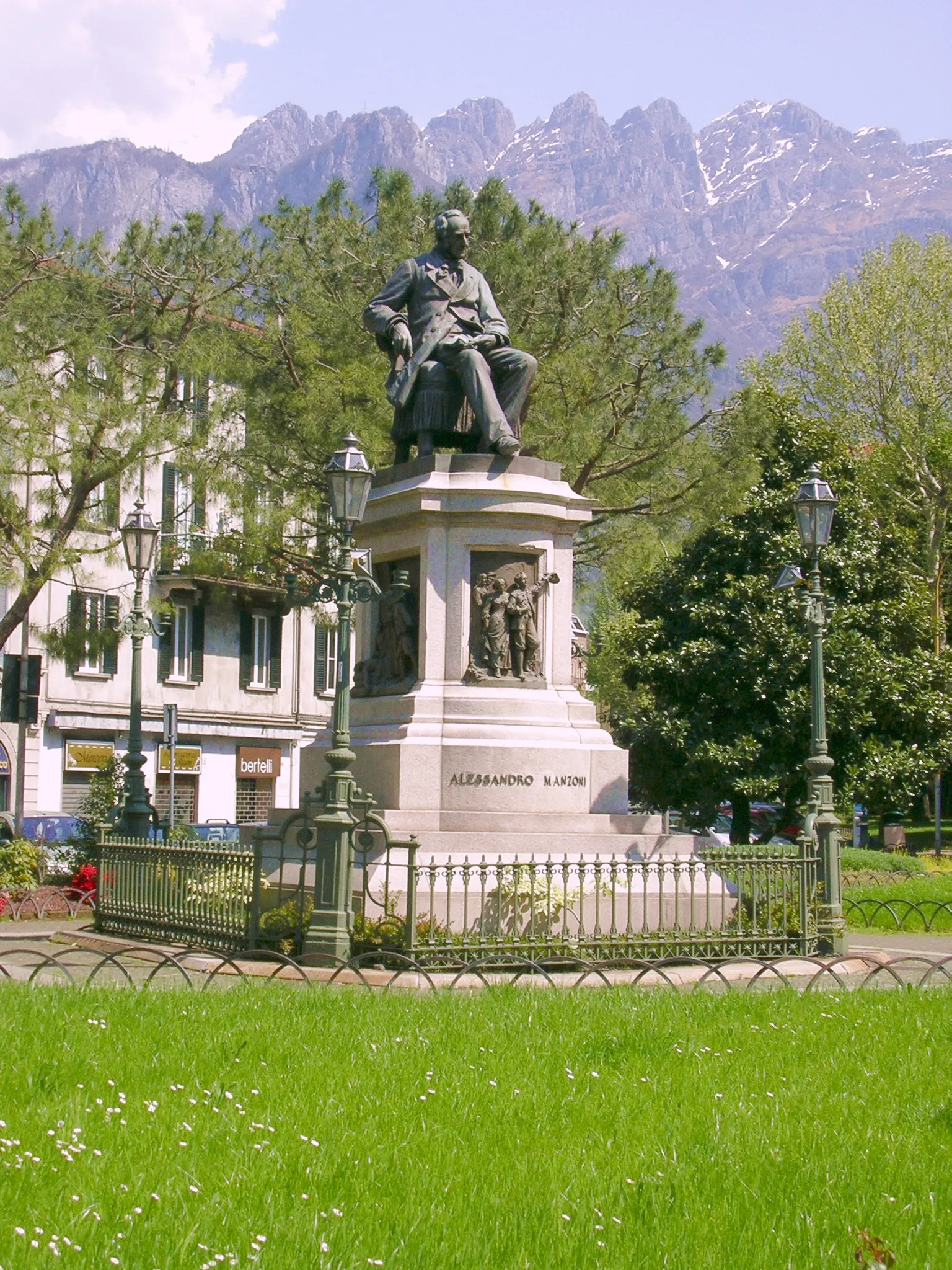 Photo showing: Monumento ad Alessandro Manzoni a Lecco. Sullo sfondo il monte Resegone.