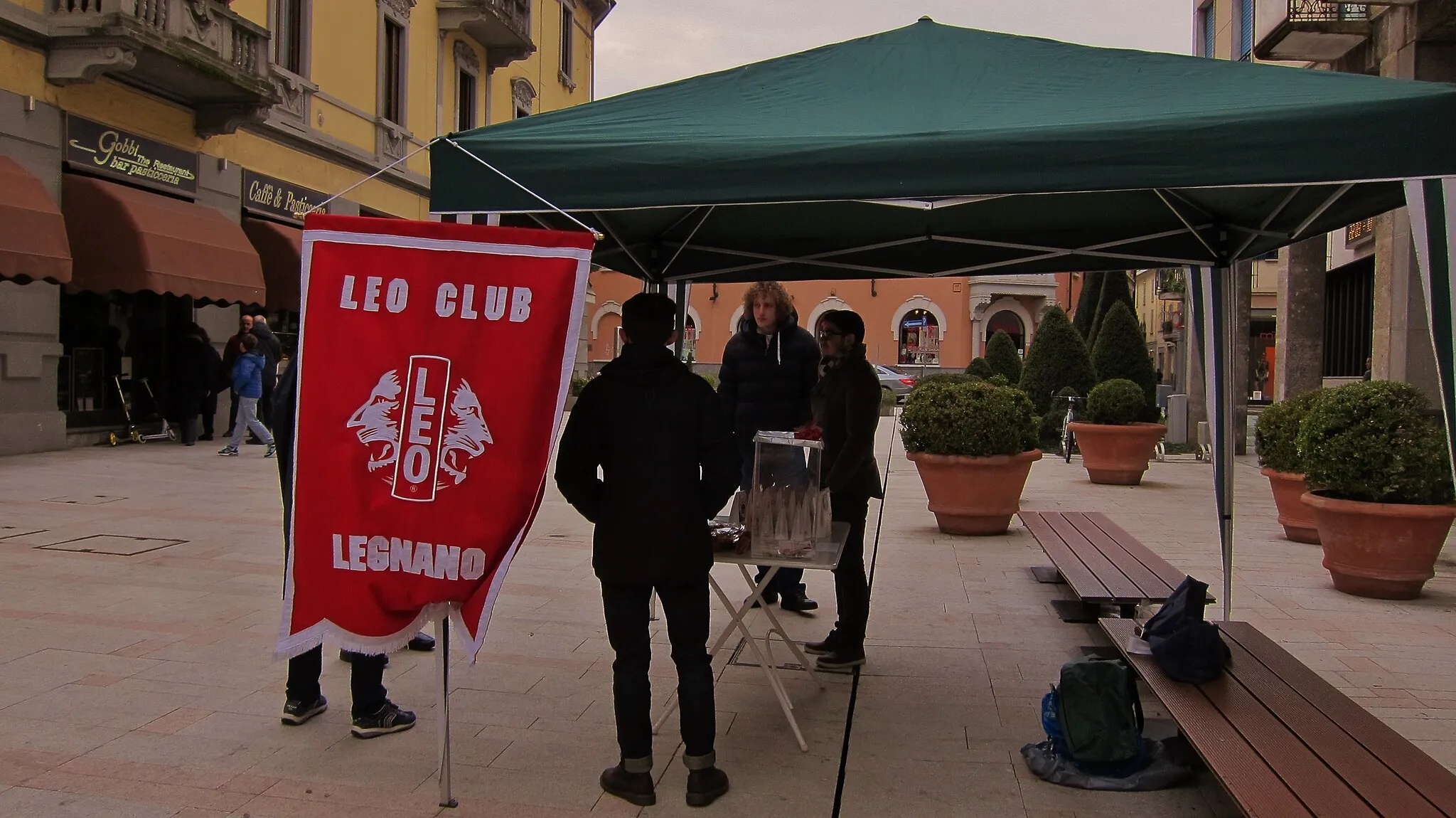 Photo showing: Leo Club Legnano stand for charity fundraising sale in corso G. Garibaldi, Legnano
