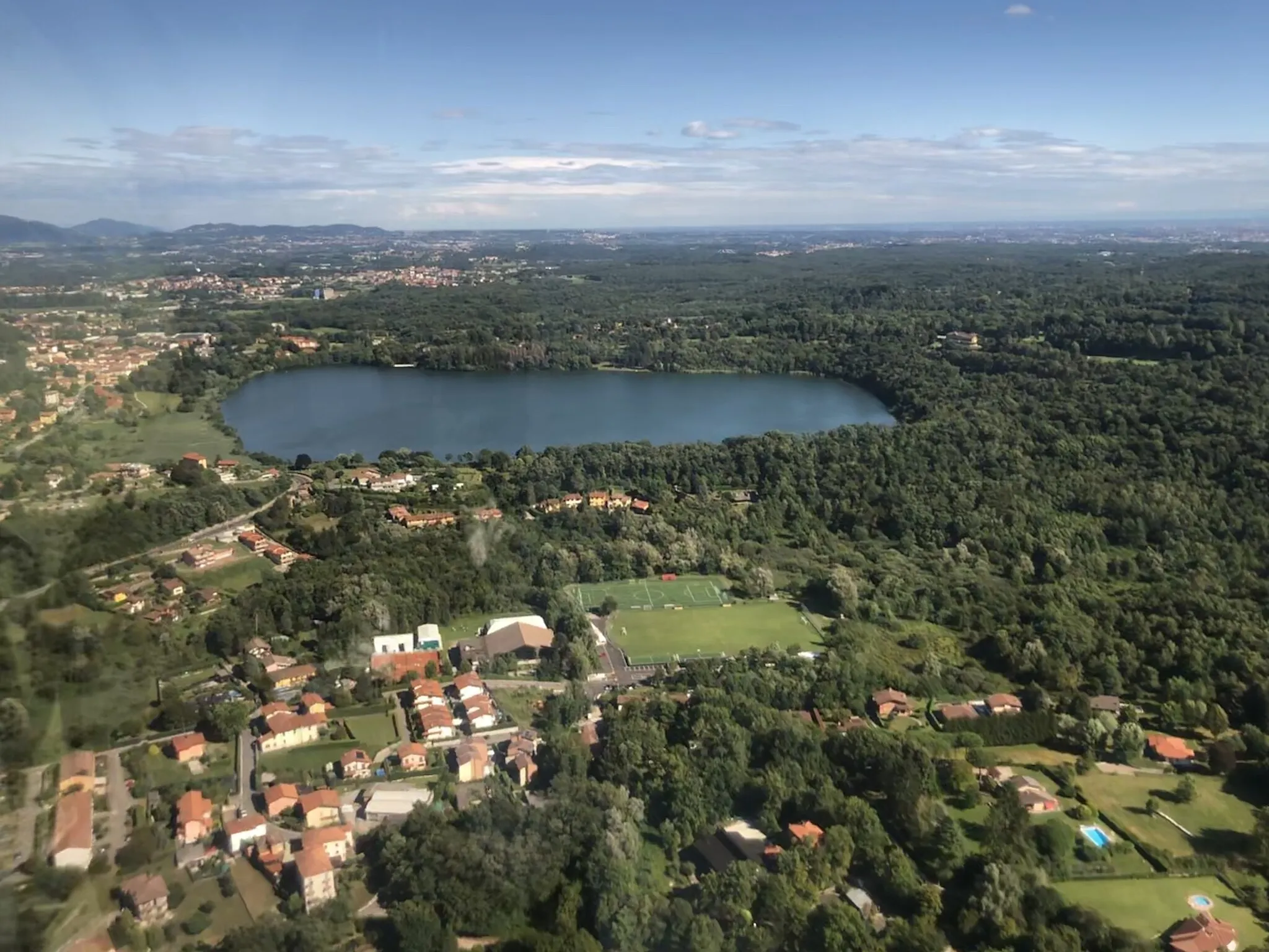 Photo showing: Lago di Montorfano fotografato dall’elicottero