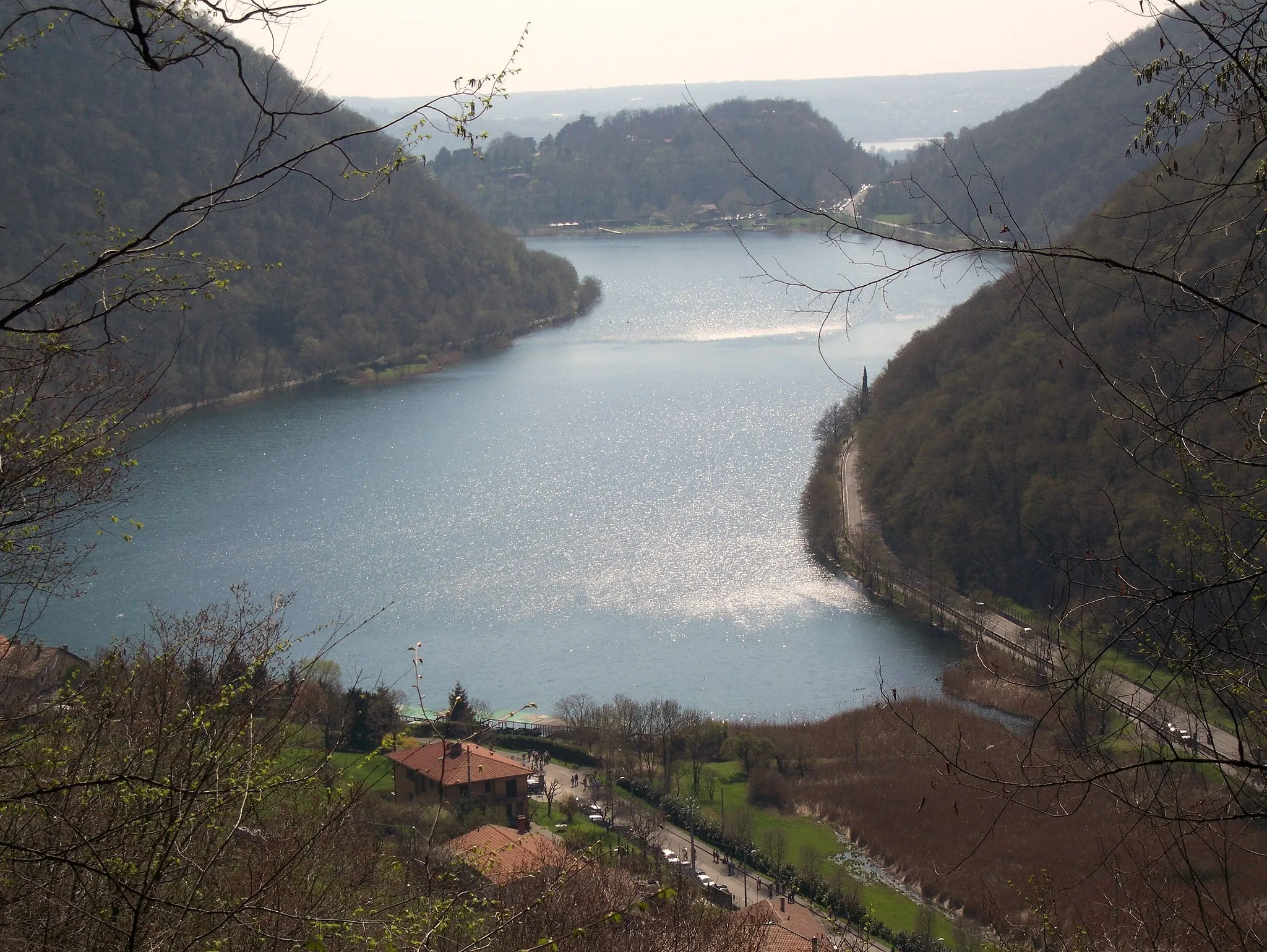 Photo showing: Lake Segrino in April 2013