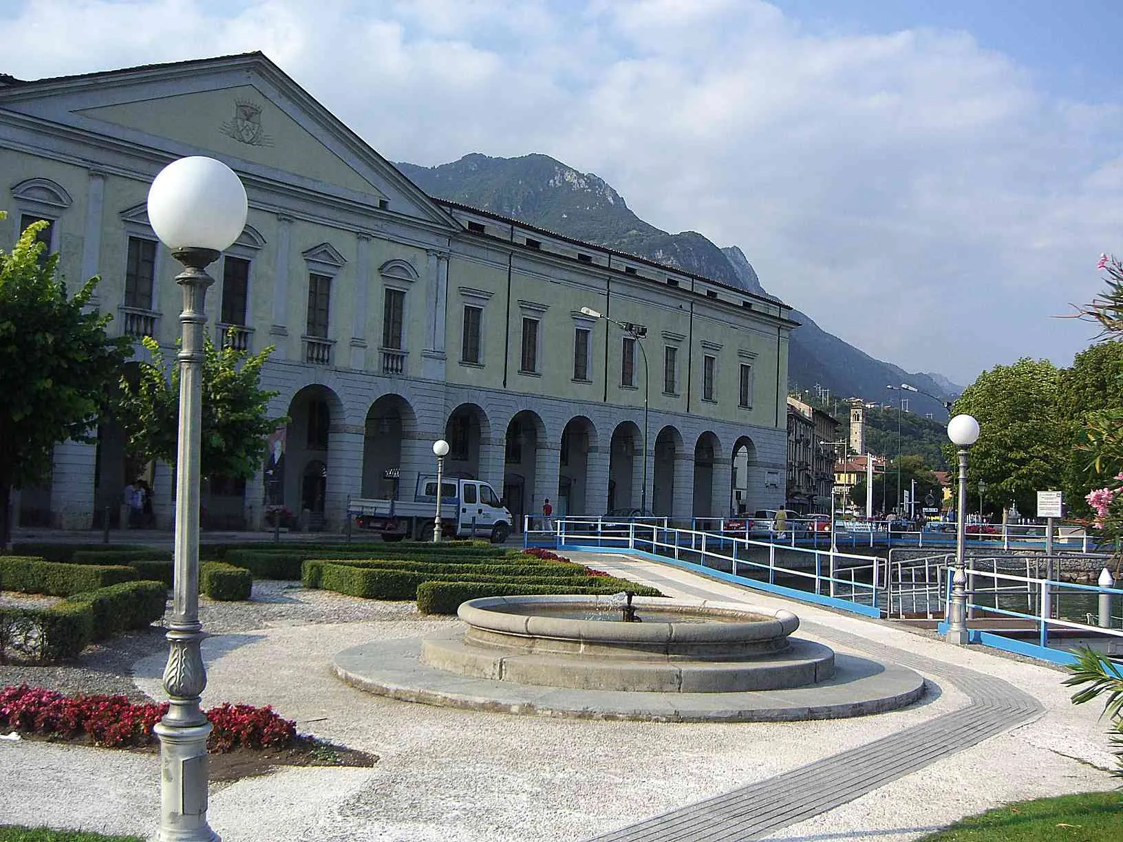 Photo showing: Lovere BG Galleria Tadini prospetto in stile neoclassico sul lago con davanti una fontana circolare di pietra