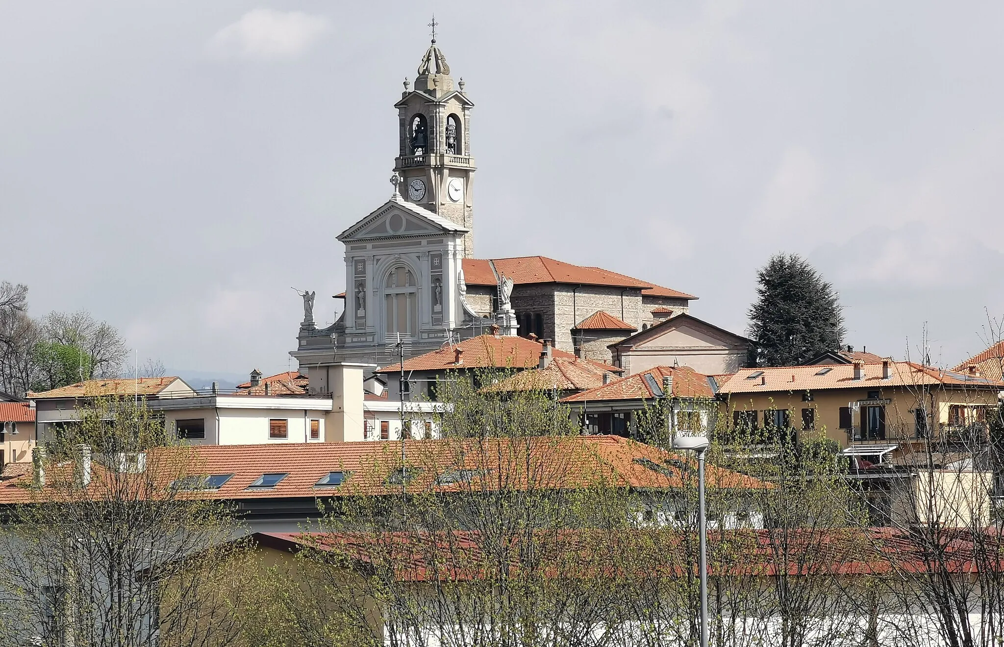 Photo showing: La Chiesa di San Giovanni Evangelista svetta in posizione dominante sopra le case di Lurago d'Erba.