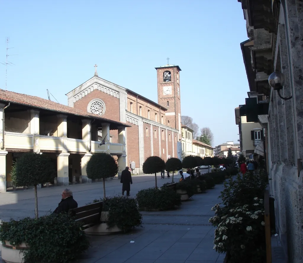 Photo showing: This photograph was taken in the main square of Magenta, Italy.  Click on the thumb photograph on the right to see the same location, looking back towards the square. right|100px|thumb