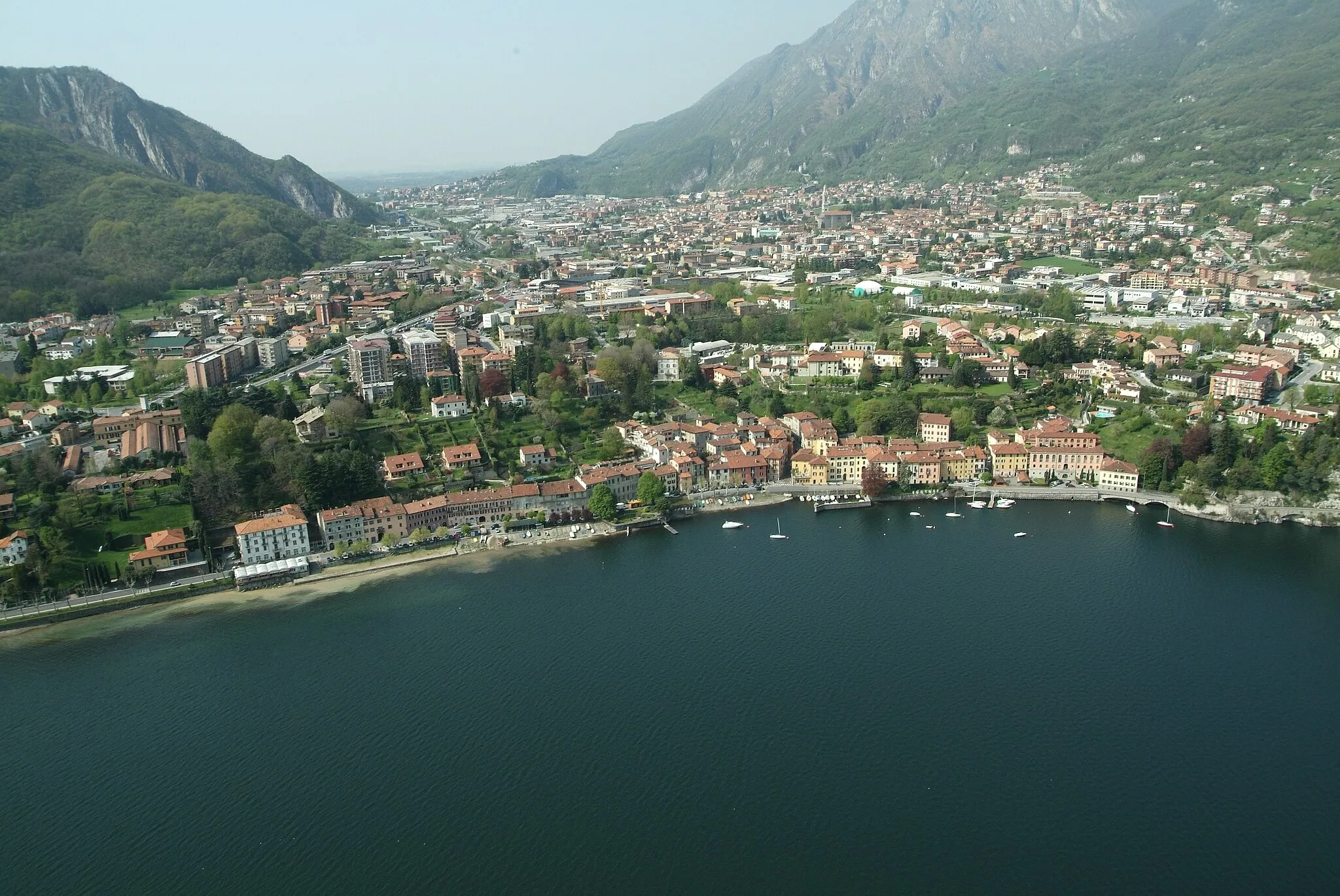 Photo showing: Veduta aerea di Malgrate e della Valle Magrera sullo sfondo