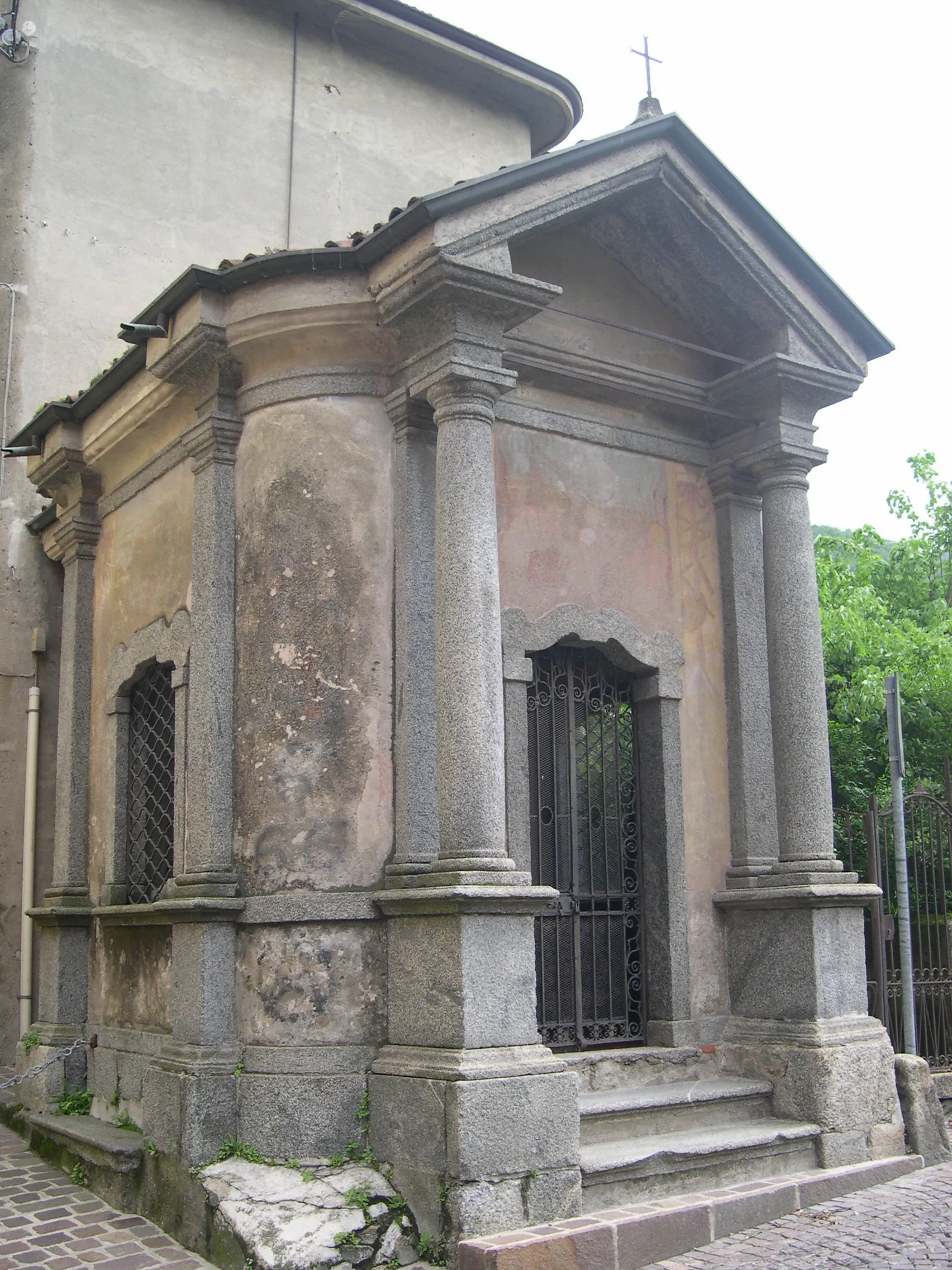 Photo showing: La Cappella dei morti alla Crocetta è la più antica e imponente cappella votiva di Malgrate, dalle forme architettoniche barocche e risalente al XVI sec., si trova all’incrocio tra via Agudio, via Scatti, via Sant’Antonino e via Stabilini. Ospita cumuli di ossa, probabilmente dei morti della peste. Una tradizione, non documentata, vuole questo il luogo della tomba di Accorsino da Lodi.