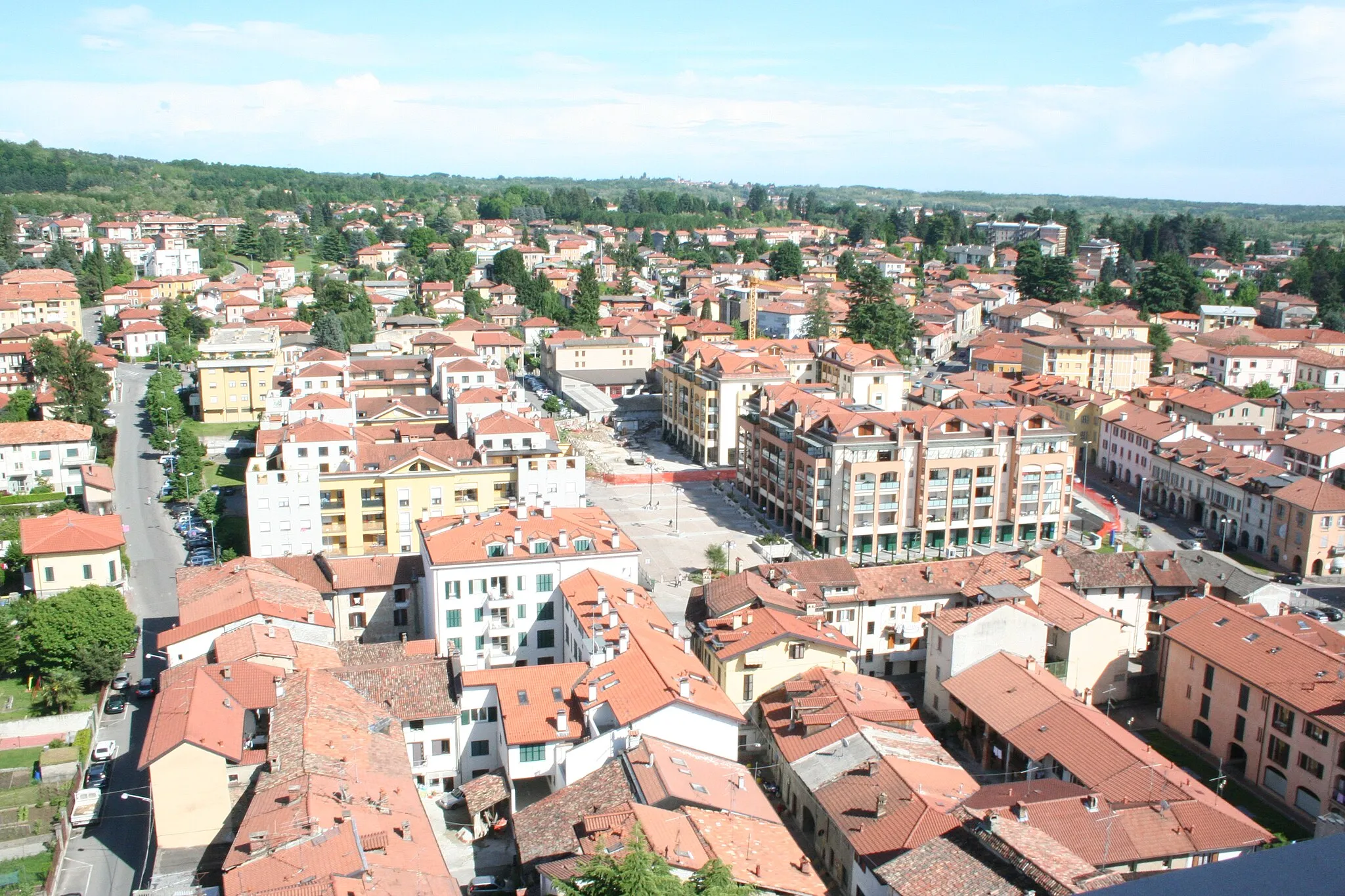 Photo showing: Vista del centro di Malnate dalla cima del campanile della chiesa patronale.