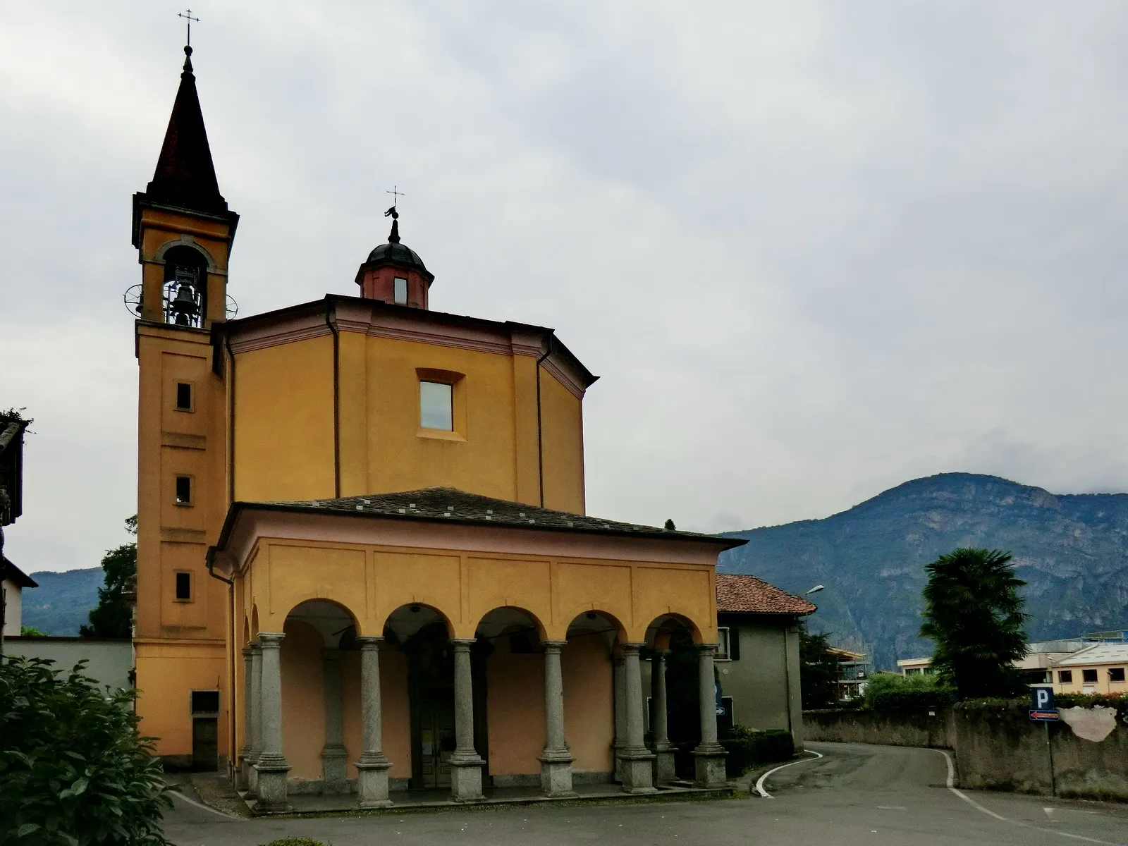 Photo showing: Santuario della Beata Vergine del Fiume

Native name
Santuario della Beata Vergine del Fiume Location
Mandello del Lario, Lombardia, Italy Coordinates
45° 54′ 55.63″ N, 9° 19′ 02.75″ E Established
1625 Authority file

: Q7420717
institution QS:P195,Q7420717