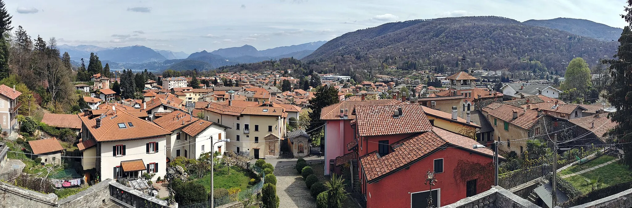 Photo showing: Vista su Marchirolo dalla Chiesa di San Martino a Marchirolo