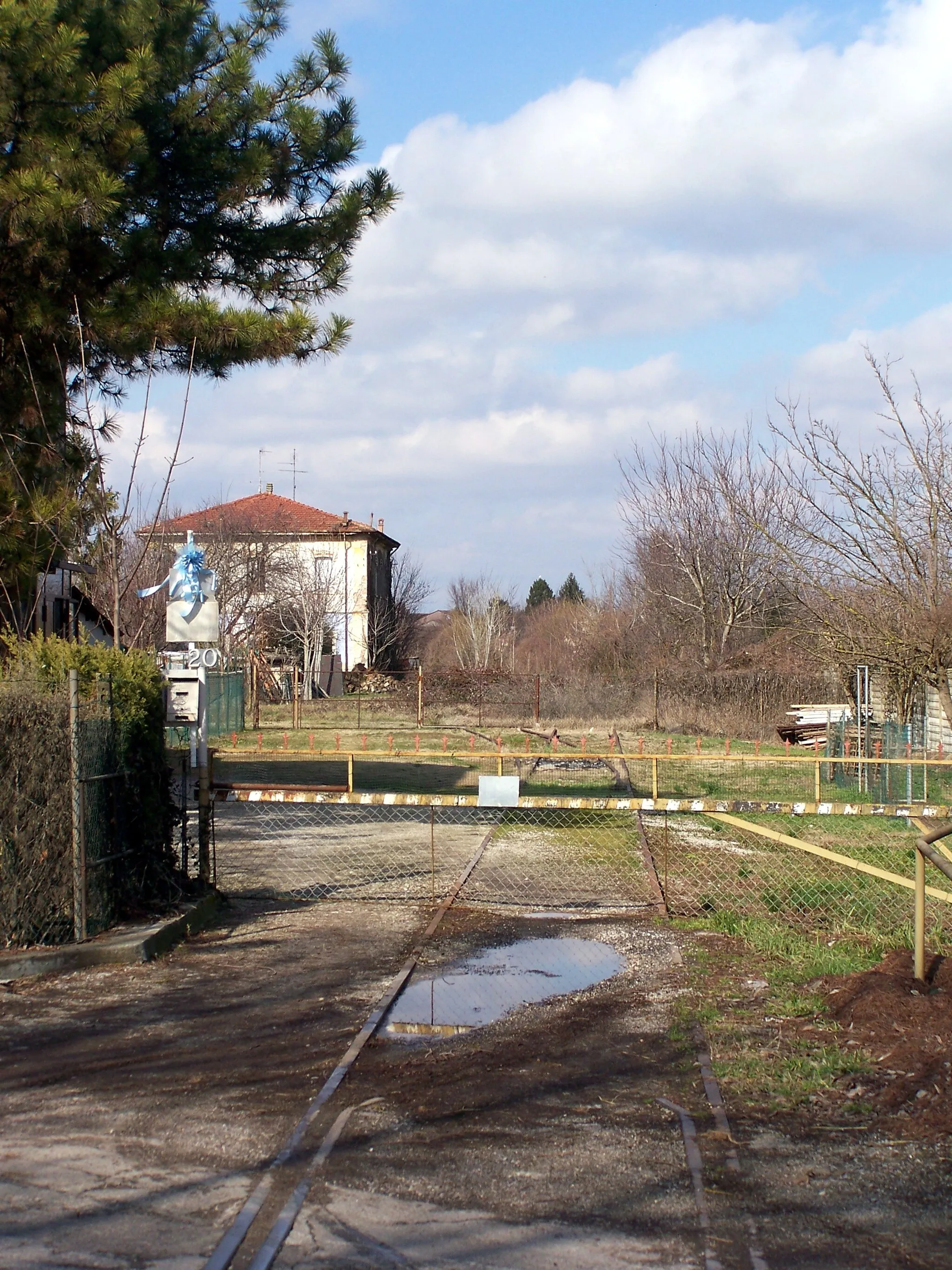 Photo showing: Disused tracks of Marmirolo train station.