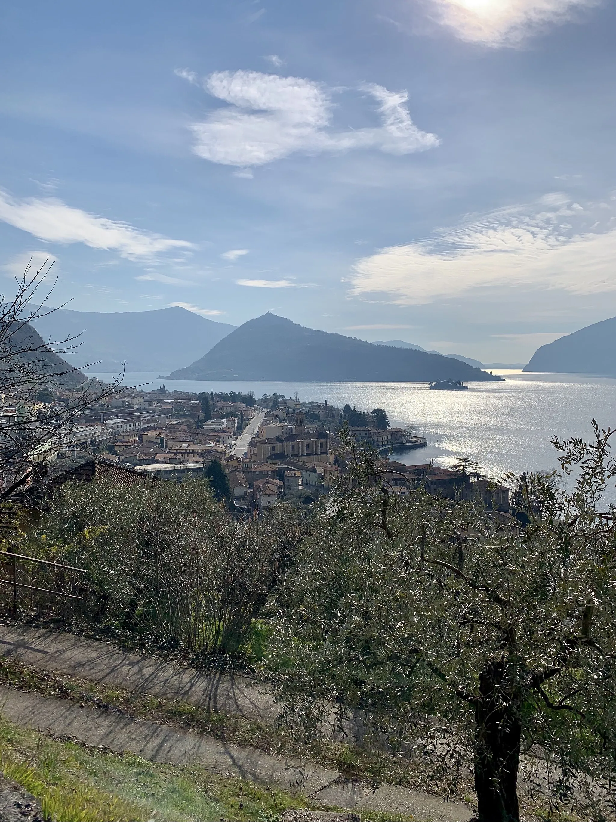 Photo showing: The centre of the municipality of Marone seen from Monte Marone, one of the surrounding mountains. In the background, it is possible to see Monte Isola and the small Island of Loreto.