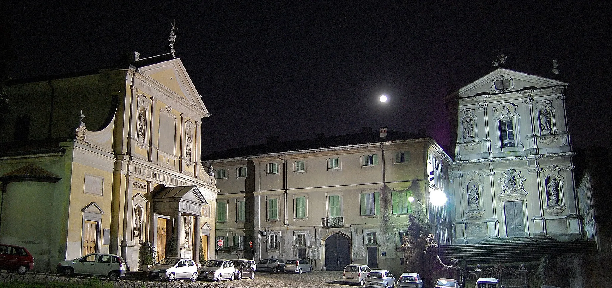 Photo showing: Chiesa di San Vittore e piazza antistante a Meda (MB)