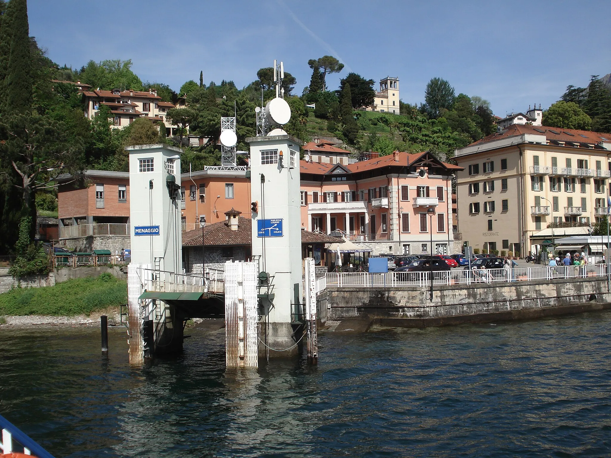 Photo showing: Lake Como, photo taken from ferry between Varenna and Menaggio.
