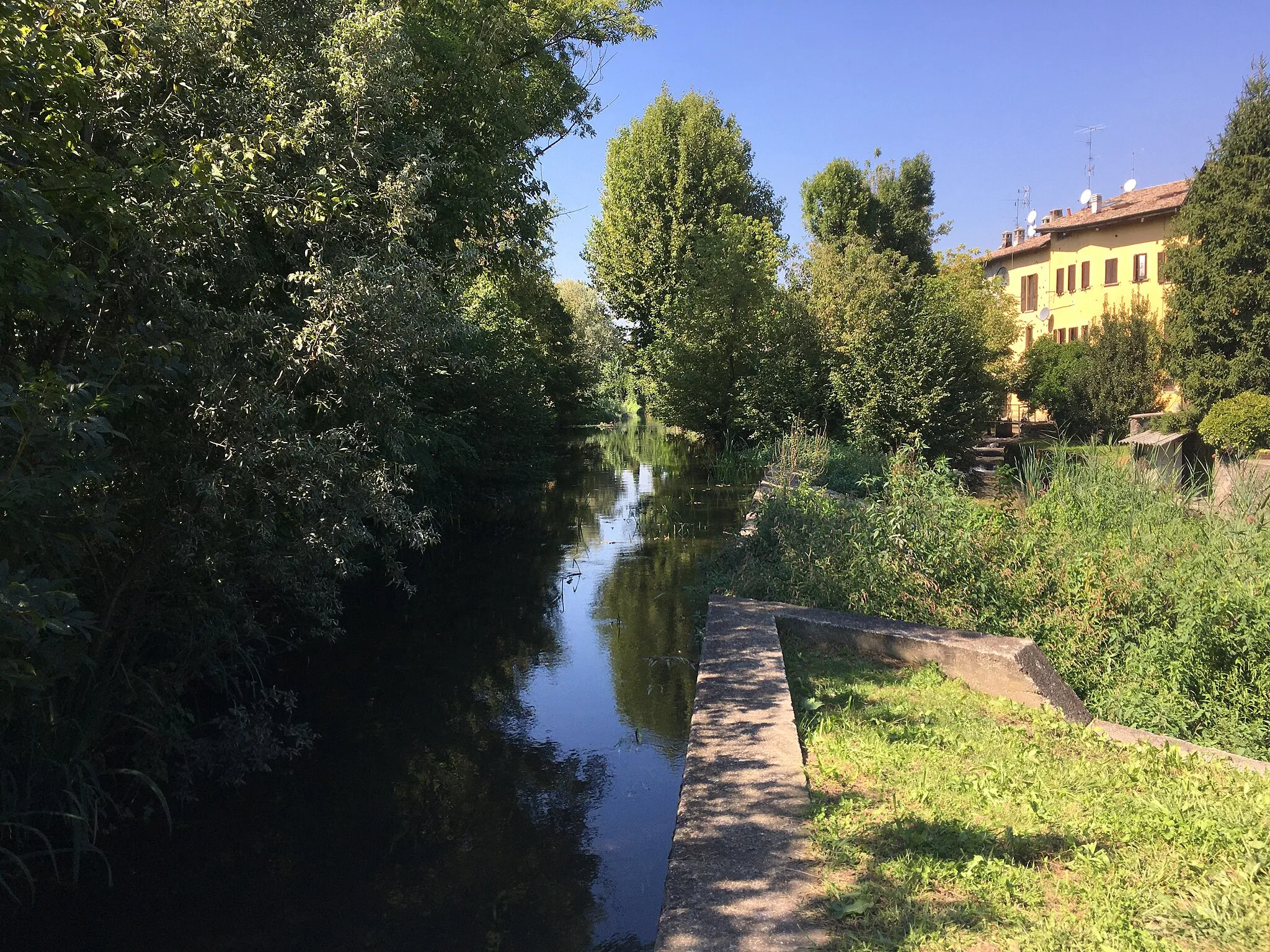 Photo showing: Visione d'insieme del canale sul fiume Lambro in Merone.
