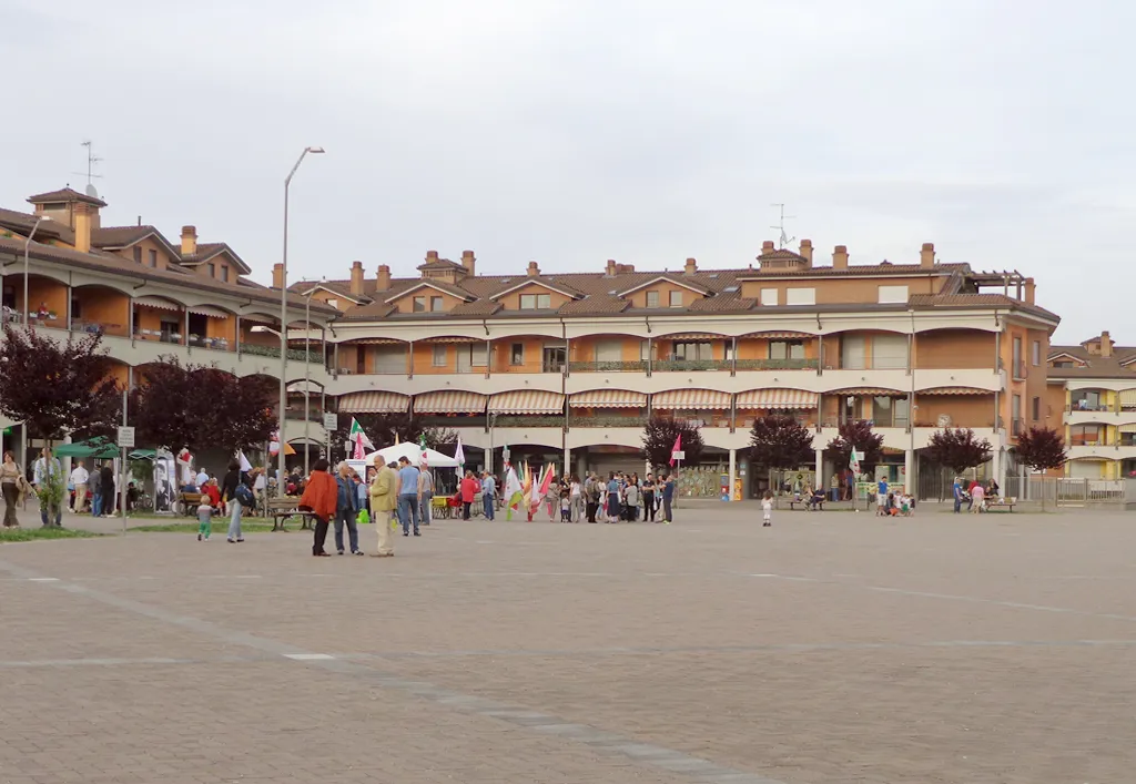 Photo showing: Piazza della Costituzione a Mezzate, frazione del comune di Peschiera Borromeo.