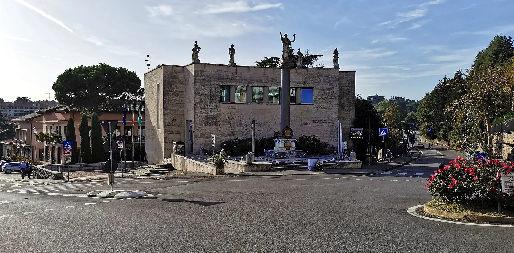 Photo showing: Piazza della Libertà (Missaglia) inquadrata in direzione ovest. Al centro della foto il palazzo ex sede comunale, ora sede della biblioteca.
A sinistra si diparte Via Tenente Colonnello Ugo Merlini. A destra si diparte Via Papa Giovanni XXIII