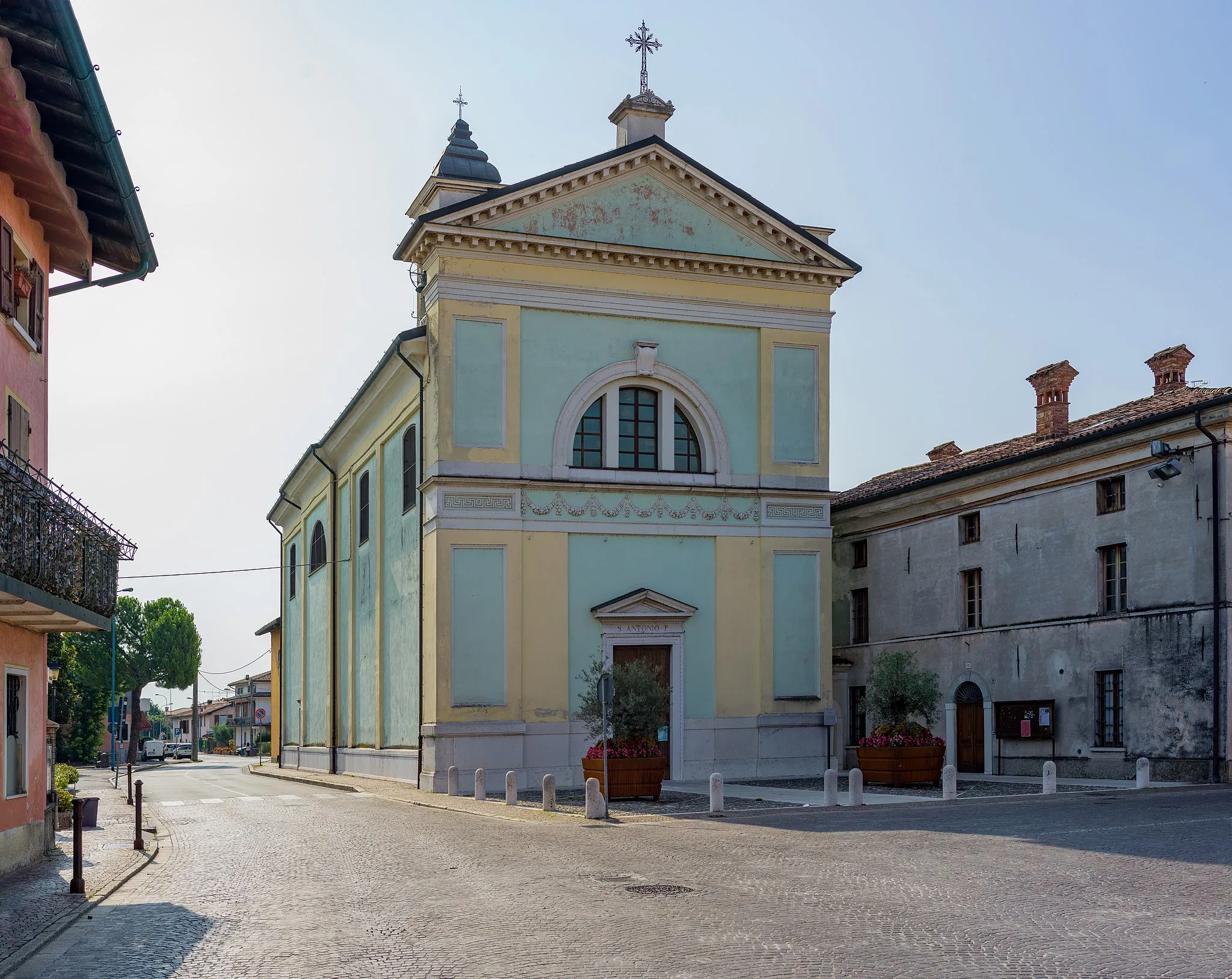 Photo showing: Facade of the Saint Anthony church in Molinetto.