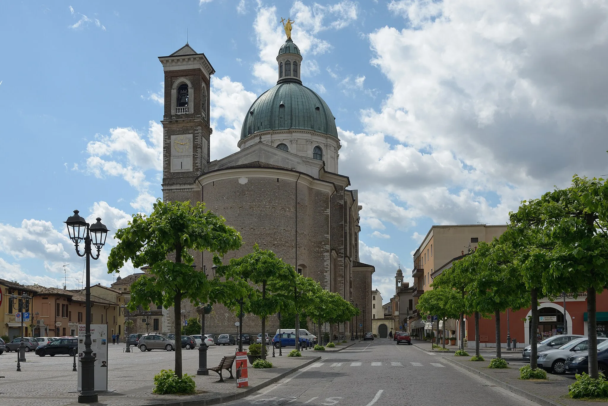 Photo showing: The duomo and piazza Conte Treccani square in Montichiari.