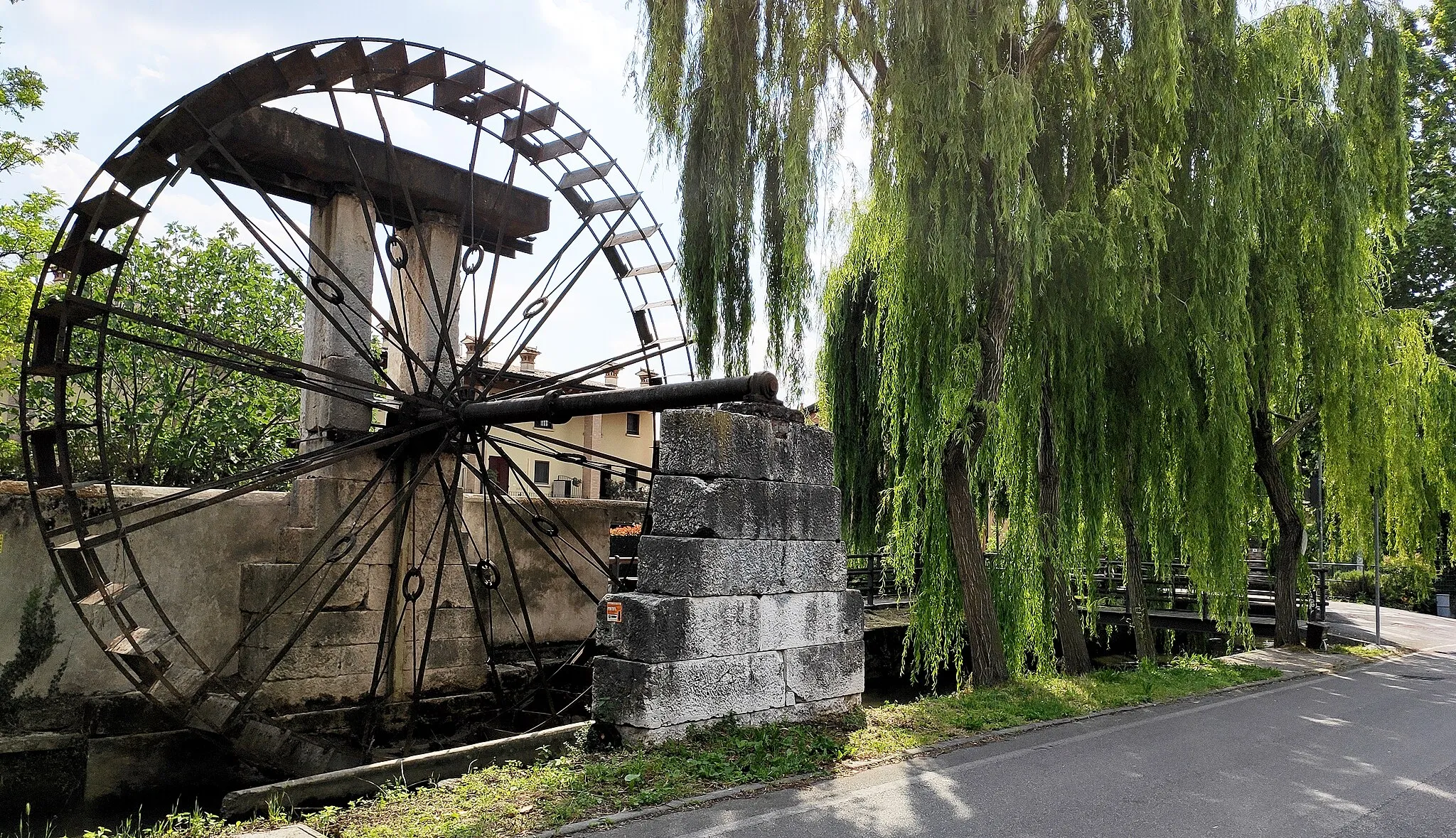 Photo showing: Iron wheel in Montirone
