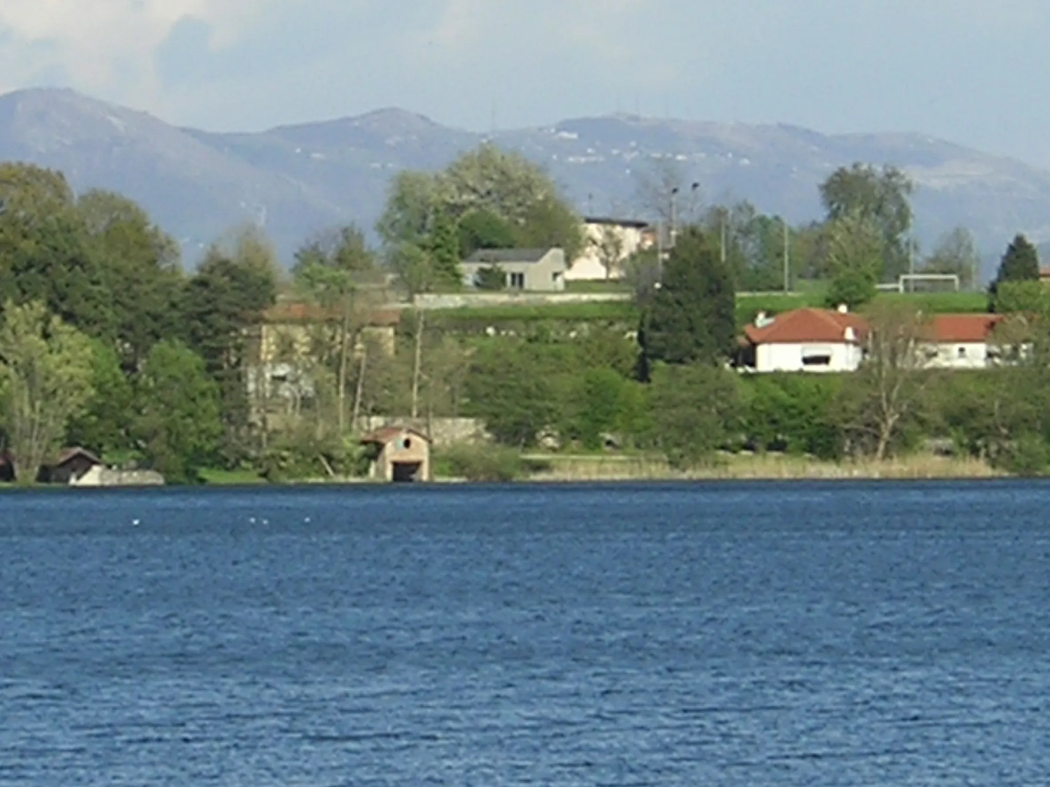 Photo showing: Lago di Montorfano in Italia (provincia di Como); autore Massimo Macconi, aprile 2004